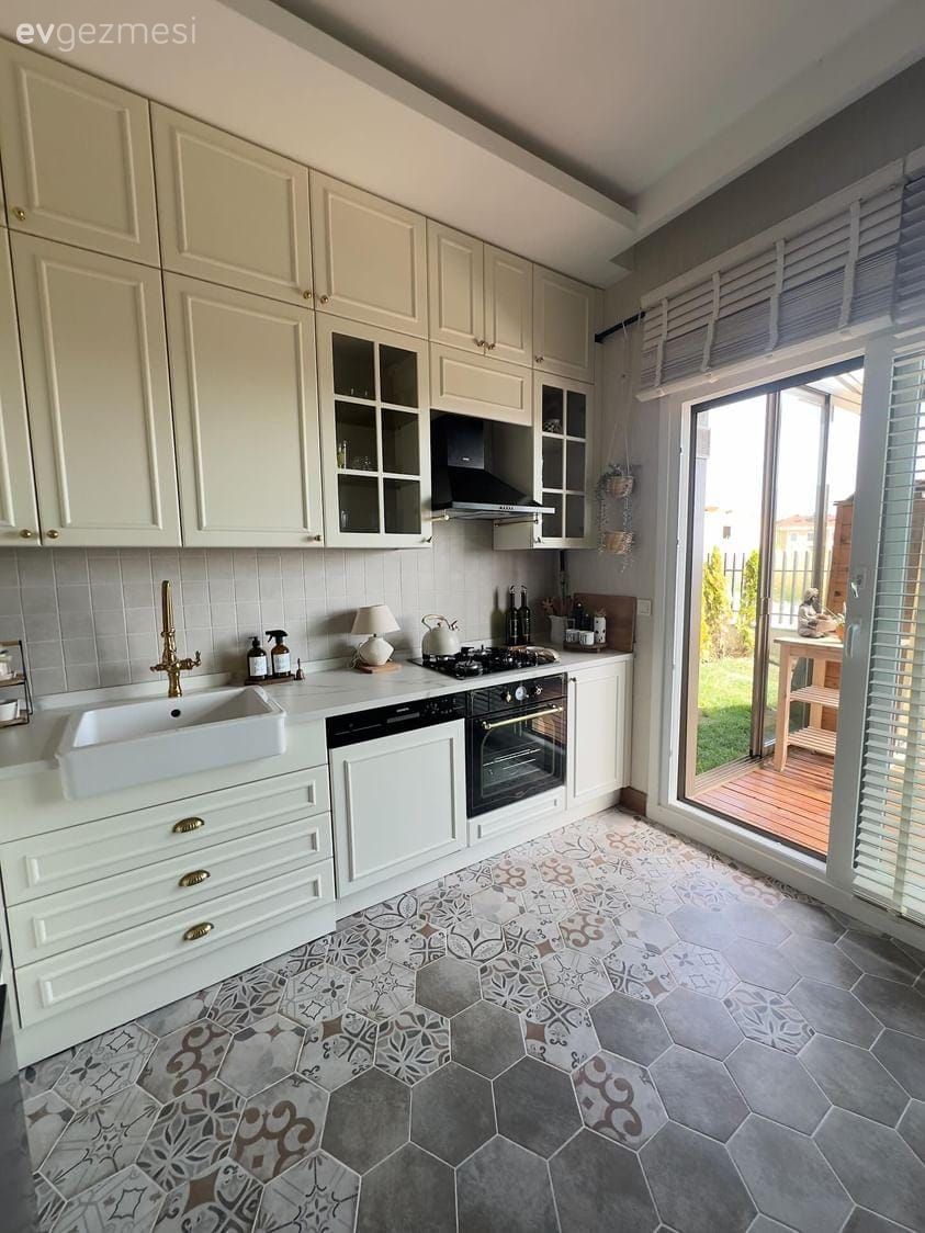 Seramiklerinden Kahve Köşesine Birçok Noktada Sürprizleri Olan Bir Mutfak!