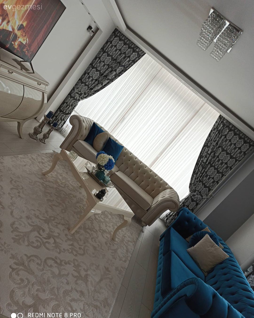 Salon, Beyaz, Parlament mavisi, Modern chesterfield, Orta sehpa, Sehpa, Halı, Salon halısı, Çiçekler, Kırlent, Ev tekstili, Vazo, Ev Aksesuar, Fon perde, Perde, Tül perde, Tv ünitesi, Desenler, Avize, Aydınlatma, Salon avizesi, Country