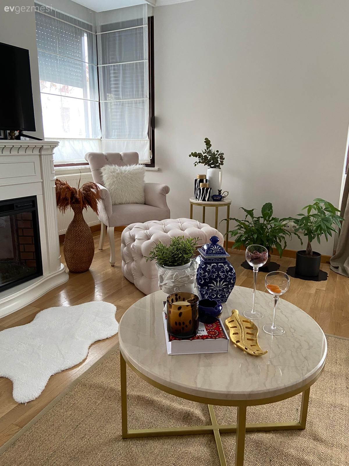 Salon, Modern, Beyaz, Bej, Krem, Vizon, Kahverengi, Modern chesterfield, Kırlent, Ev tekstili, Halı, Salon halısı, Orta sehpa, Sehpa, Yuvarlak sehpa, Parke, Berjer, Fon perde, Perde, Saksı, Ev bitkisi, Avize, Aydınlatma, Puf, Peluş, Şömine