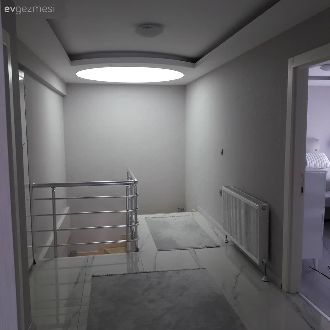 Hol, Merdiven, Tavan dekorasyon, Aydınlatma, Halı, Beyaz