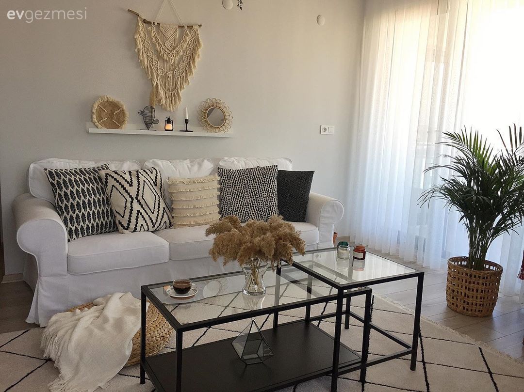 Salon, Beyaz, Bohem Dekorasyon, İskandinav, Kahverengi, Siyah, Koltuk takımı, Kırlent, Ev tekstili, Duvar rafı, Duvar dekorasyonu, Ayna, Hasır, Orta sehpa, Sehpa, Halı, Geometrik desen, Desenler, Kaktüs, Ev bitkisi, Hasır sepet, Makrome, Pampas otu