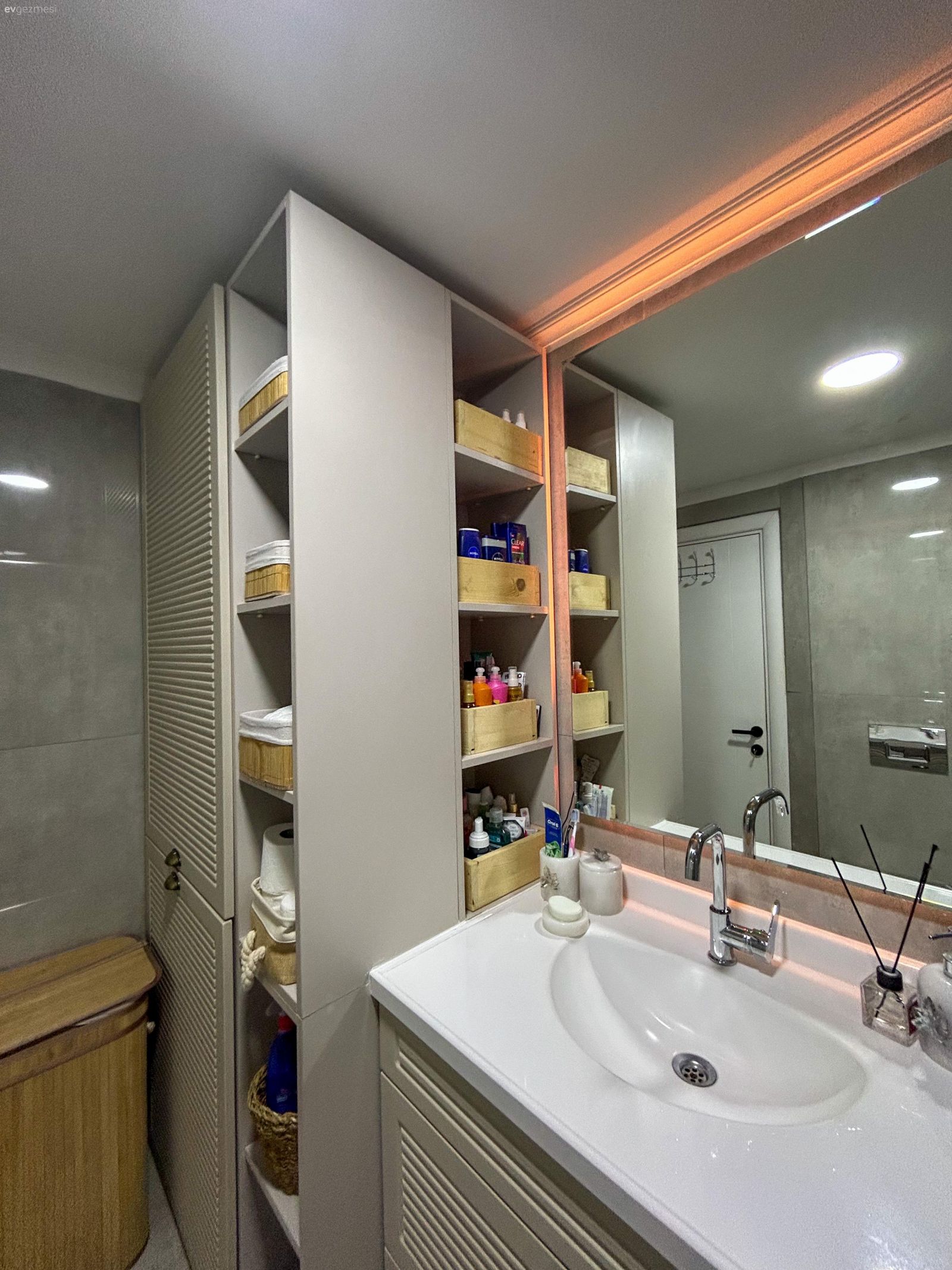 Değişmedik Tek Yeri Kalmayan Bu Evde Ahşap Mobilyalar El Emeği