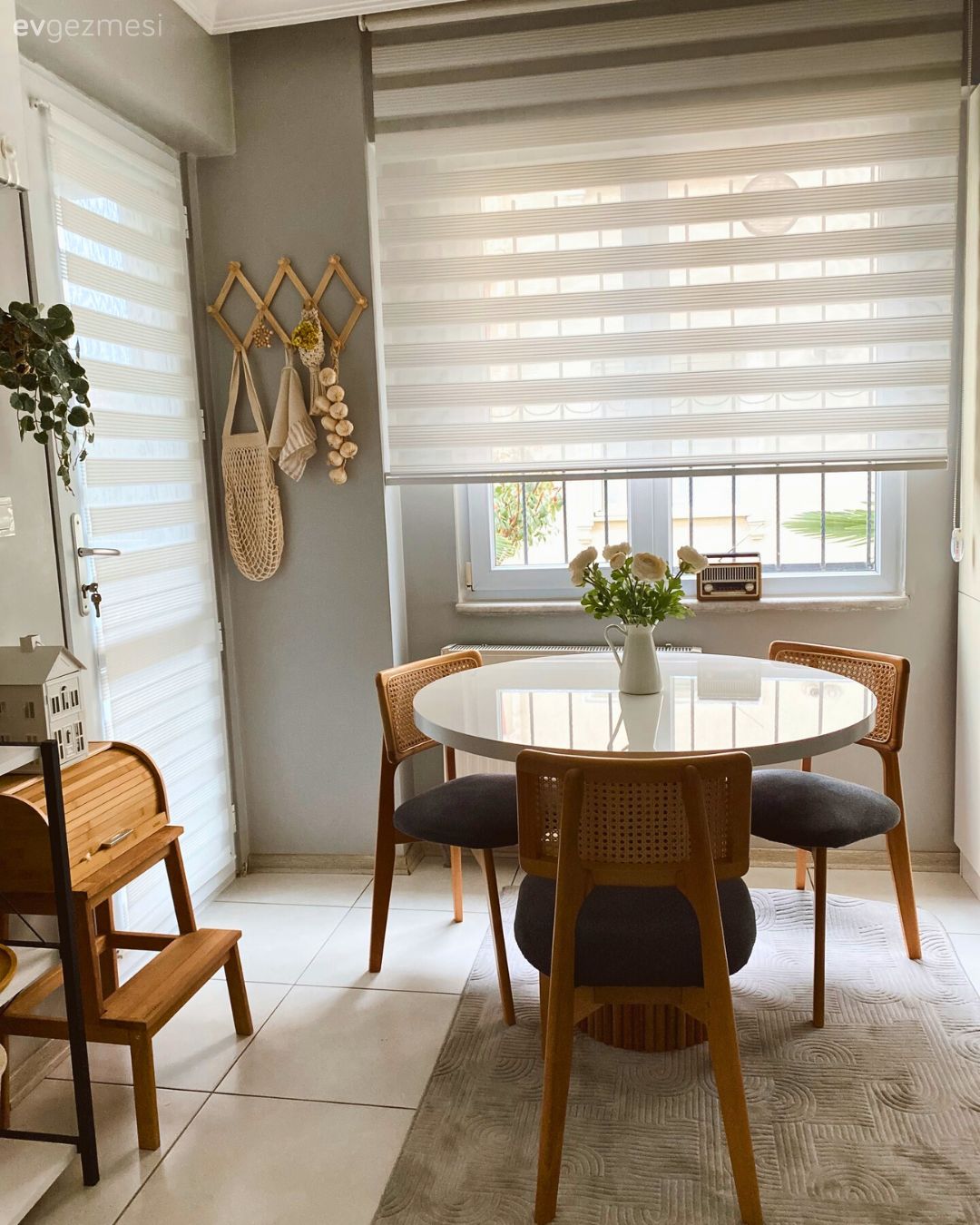 Mutfak, Beyaz, Ahşap Mobilya, Mutfak masası, Mutfak sandalyesi, Mutfak perdesi, Kahve köşesi, Mutfak aksesuarları, Mutfak zemin seramikleri, Gri duvar, Tabure