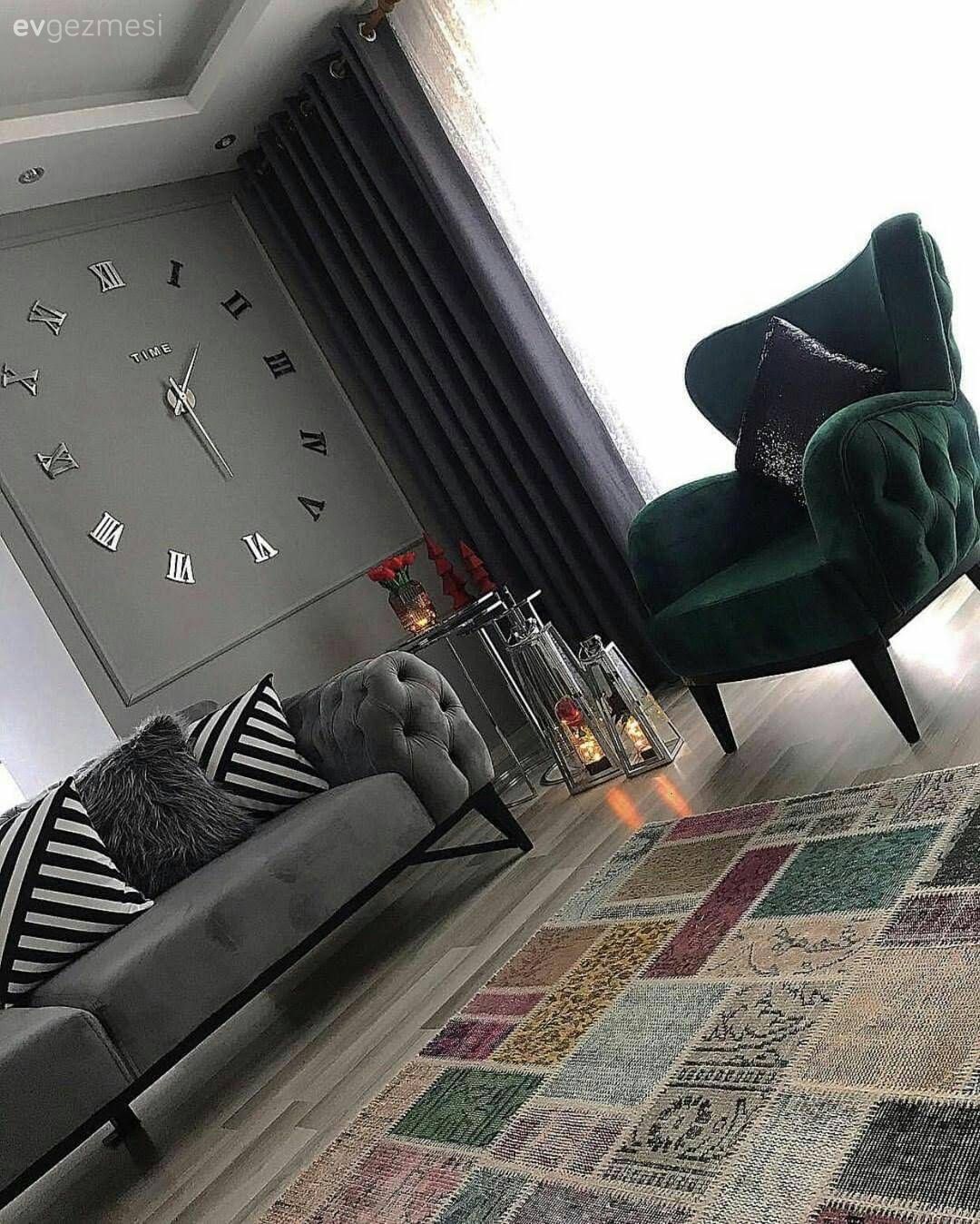 Salon, Modern, Gri, Zümrüt yeşili, Tül perde, Perde, Aydınlatma, Spot aydınlatma, Berjer, Kapitoneli koltuk, Patchwork halı, Rustik perde, Kırlent, Metal duvar saati, Ev Aksesuar, Mumluk, Duvar dekorasyonu, Gri duvar