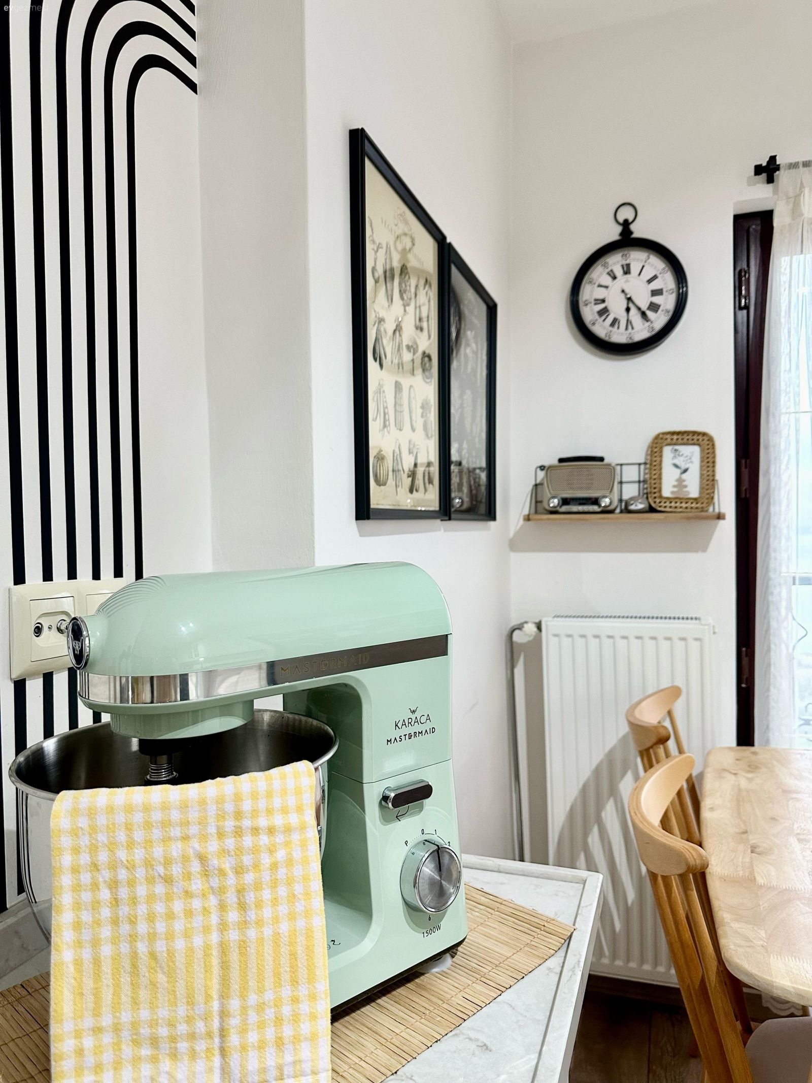 Mutfak, Beyaz, Mutfak duvar dekorasyonu, Sandalye, Mutfak masası