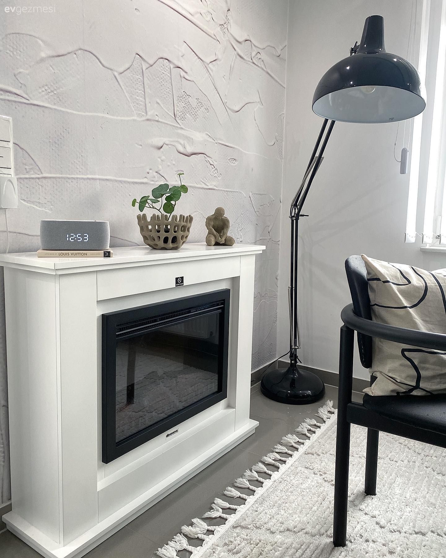 Beyaz, Siyah, Şömine, Duvar dekorasyonu, Sandalye, Lambader, Aydınlatma, Halı