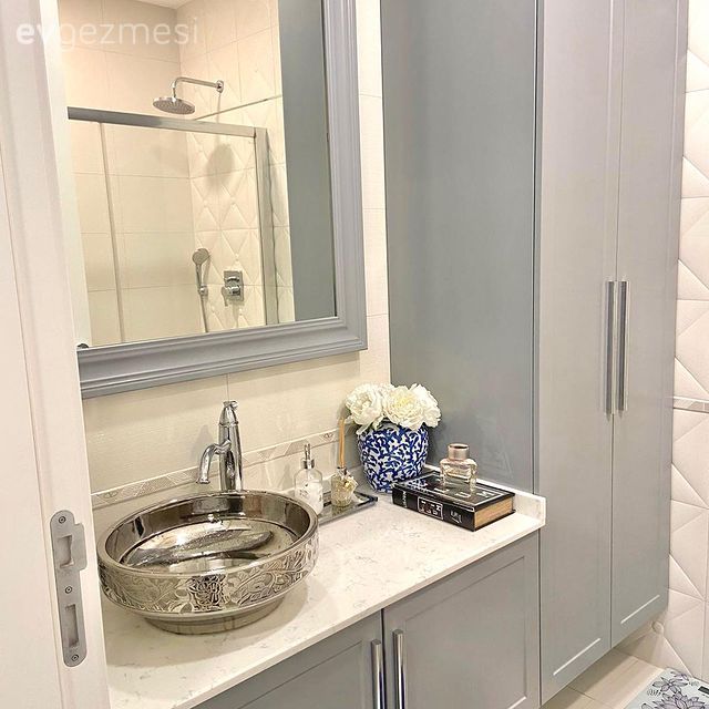 Banyo, Gri, Mavi, Beyaz, Banyo dolabı, Banyo aynası, Banyo aksesuarları