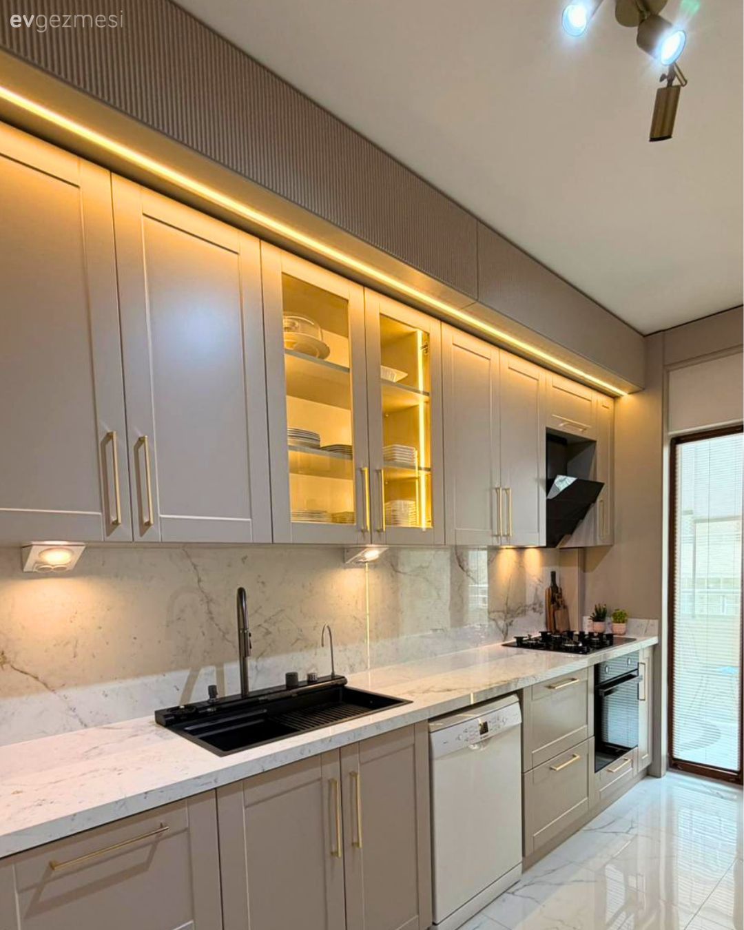 Bu Koridor Tipi Mutfakta Dolap Rengi Her Zamana Uyacak Türden