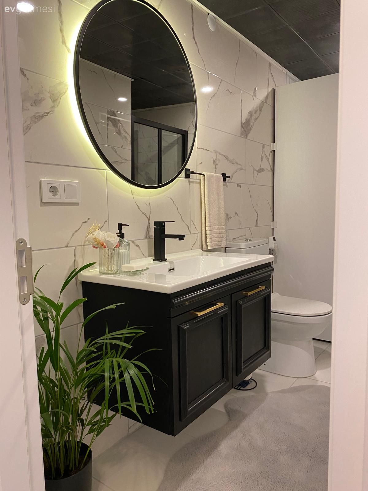 Banyo, Beyaz, Banyo dolabı, Siyah, Banyo aksesuarları, Banyo seramikleri, Led aydınlatma, Aydınlatma, Ev bitkisi, Banyo aynası