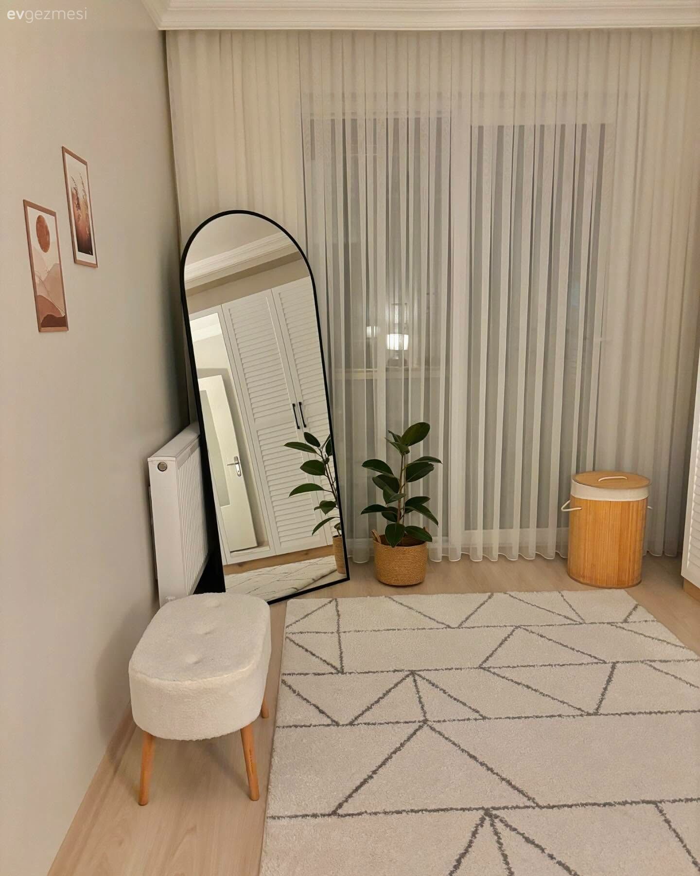 Tül perde, Perde, Boy aynası, Ayna, Halı, Salon halısı, Puf, Ev bitkisi