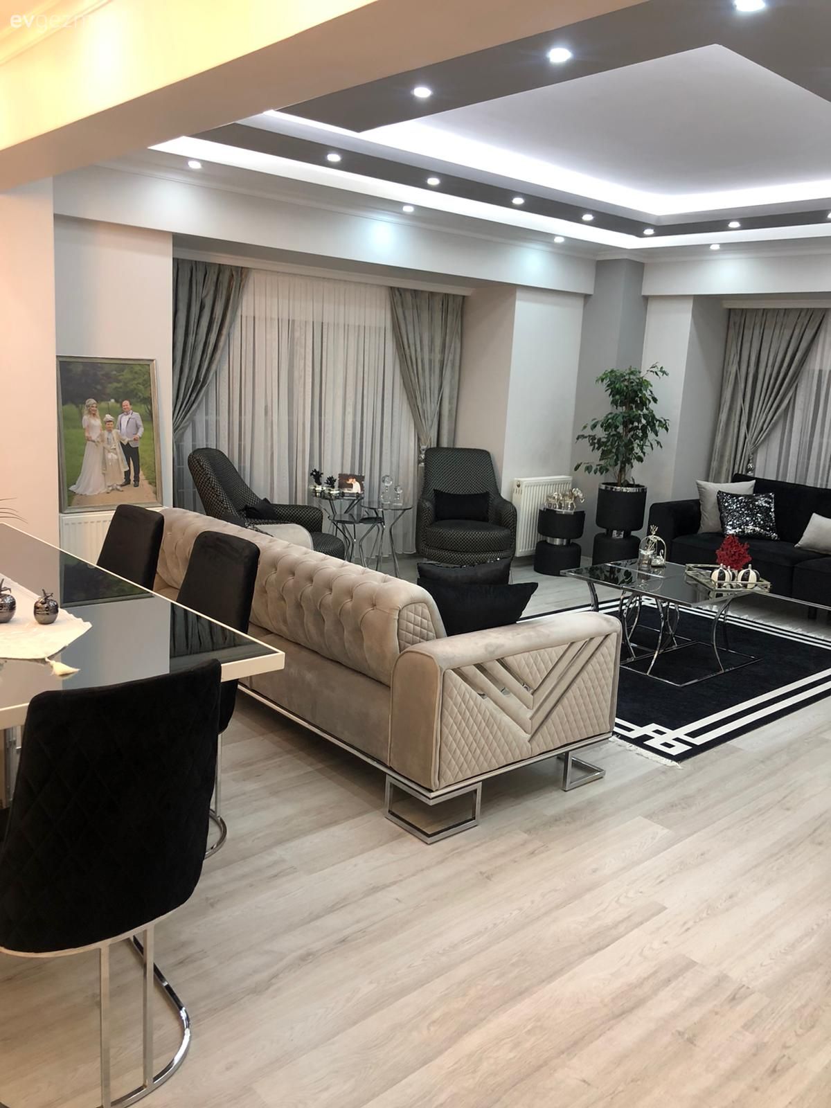Salon, Modern klasik, Krem, Siyah, Beyaz, Koltuk takımı, Halı, Berjer, Tavan dekorasyon, Fon perde, Perde, Tül perde, Yemek masası, Sandalye, Parke, Yan sehpa, Sehpa