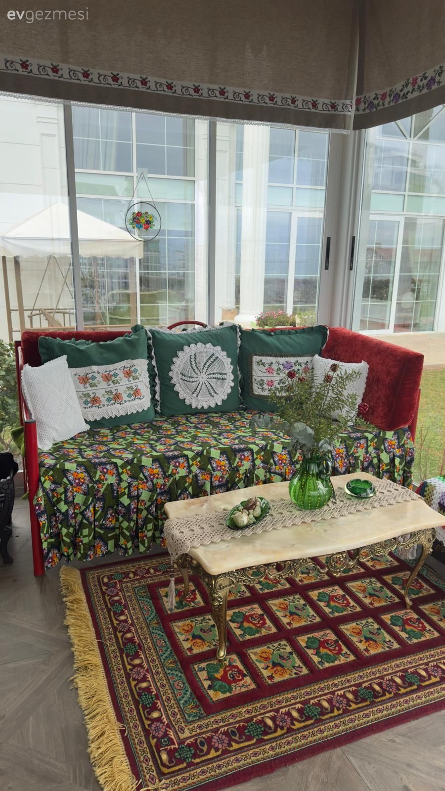 Bu Nostaljik Kış Bahçesinde Her Şey Cesurca Kullanılmış