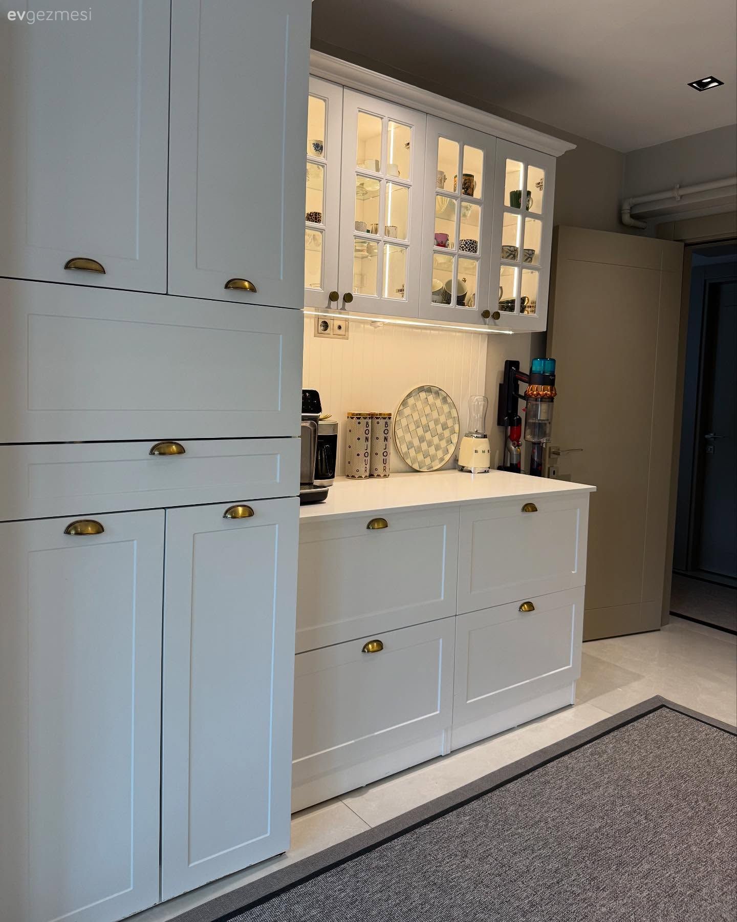 Cam Kapaklı Kahve Köşesi Bu Mutfağa Cazibe Katmış