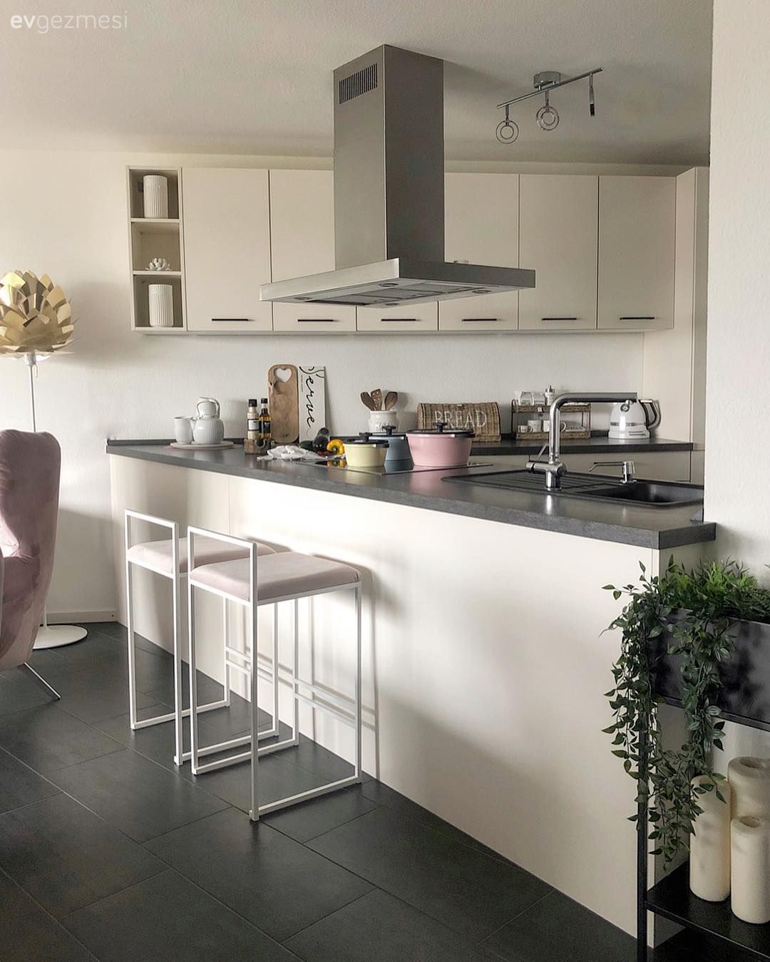 Amerikan Mutfak, Mutfak, Beyaz, Siyah, Siyah tezgah, Mutfak tezgahı, Davlumbaz, Mutfak tezgah arası, Mutfak aksesuarları