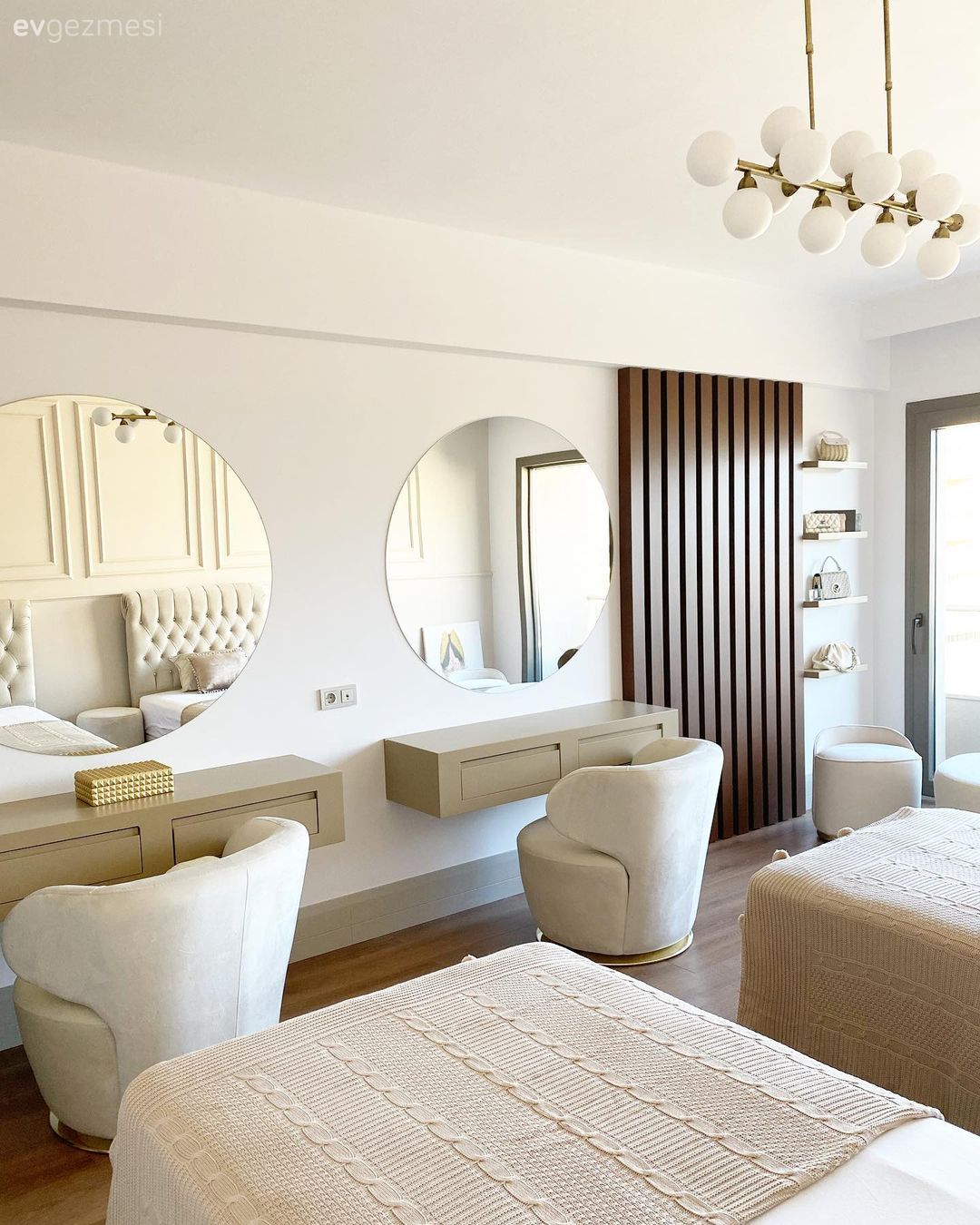 Beyaz, Krem, Bej, Çocuk Odası, Duvar çıtalama, Çocuk odası aydınlatması, Sandalye, Berjer, Yuvarlak ayna, Dekoratif ayna, Parke