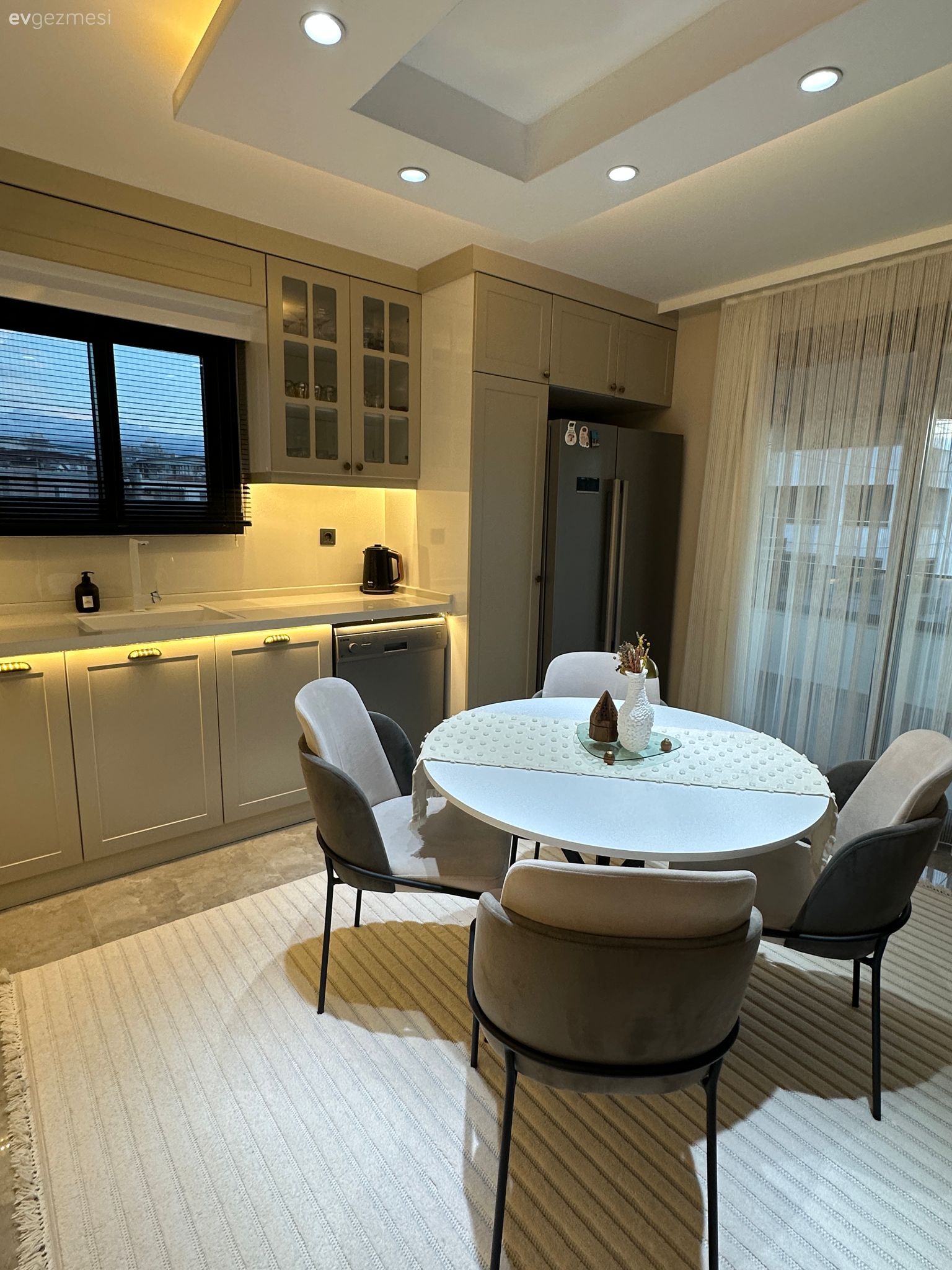 Mutfak, Gri, Bej, Mutfak tezgahı, Mutfak tezgah arası, Cam kapaklı dolap, Pencere önü eviye, Eviye , Jaluzi, Mutfak masası, Mutfak aksesuarları, Davlumbaz, Mutfak halısı, Mutfak Avize Modelleri, Mutfak zemin seramikleri, Shaker kapaklı dolaplar, Mutfak tülü, Mutfak perdesi