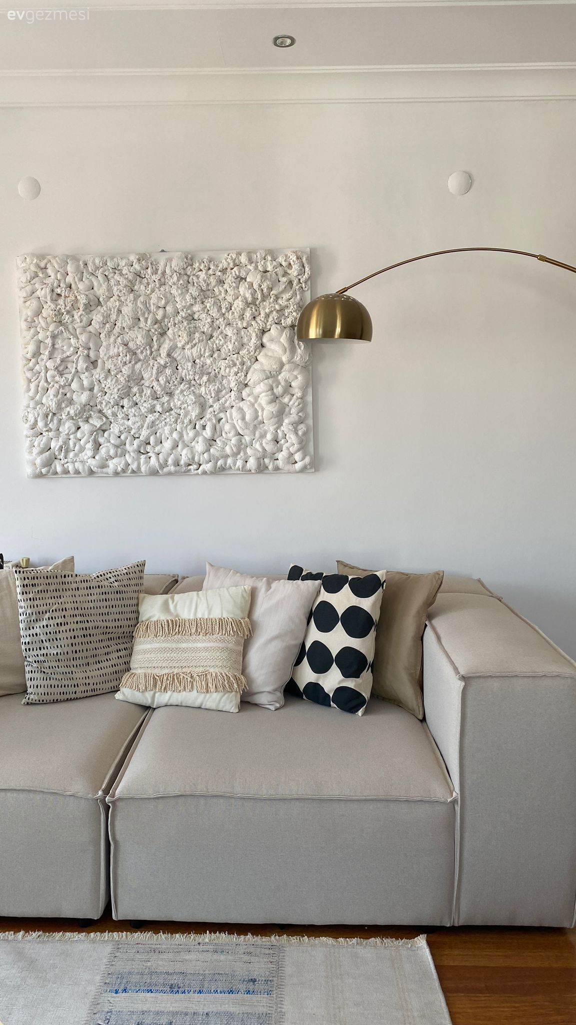 Tablo, Duvar dekorasyonu, Lambader, Aydınlatma, Altın, Krem, Bej, Halı, Salon halısı, Kırlent, Ev tekstili, Beyaz koltuk, Duvar panosu