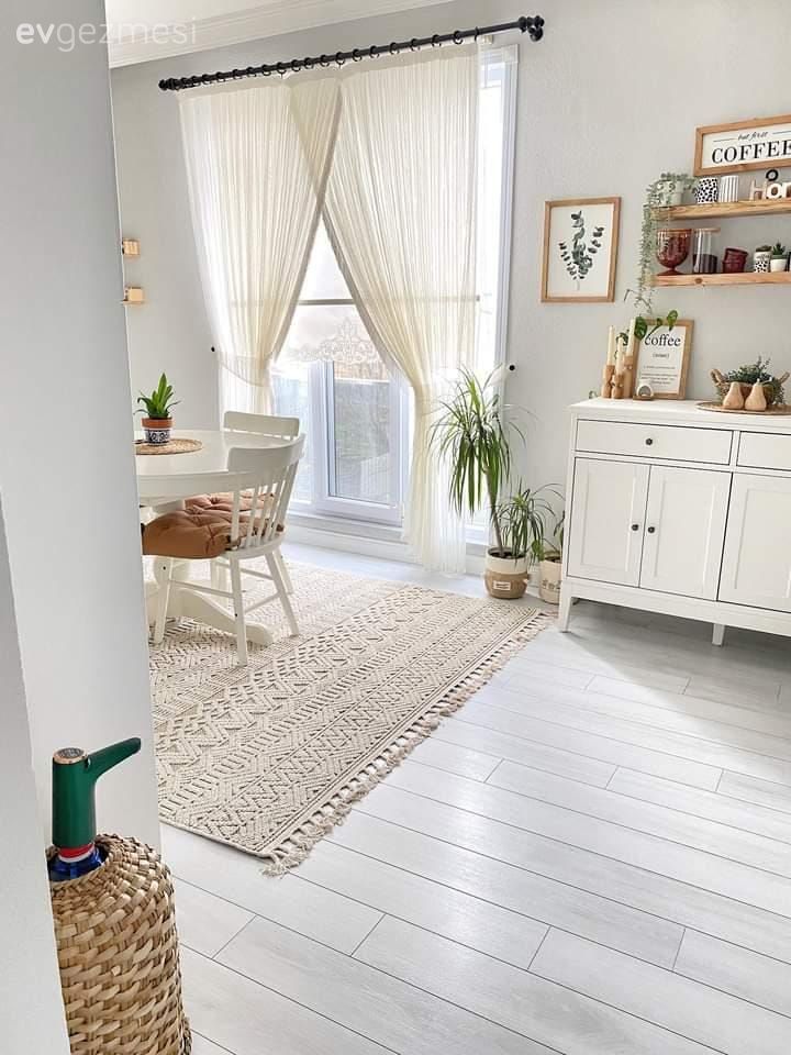 Mutfak, Beyaz, Kahverengi, Ahşap Mobilya, Shaker kapaklı dolaplar, Mutfak tezgahı, Mutfak tezgah arası, Tezgah arası seramik, Sandalye, Mutfak masası, Halı, Mutfak halısı, Mutfak perdesi, Tül perde, Perde, Kahve köşesi, Mutfak rafı, Ev bitkisi