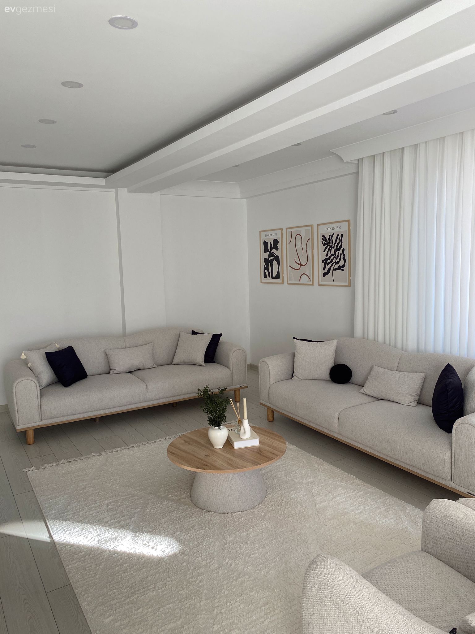 Salon, Modern, Koltuk takımı, Tül perde, Perde, Kırlent, Ev tekstili, Tablo, Duvar dekorasyonu, Orta sehpa, Sehpa, Halı, Salon halısı, Berjer, Beyaz halı