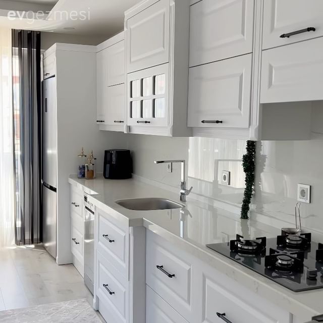 Mutfak, Beyaz, Beyaz mutfak, Mutfak tezgahı, Mutfak tezgah arası, Mutfak perdesi, Tül perde, Perde, Mutfak zemin seramikleri, Tezgah arası doğal taş