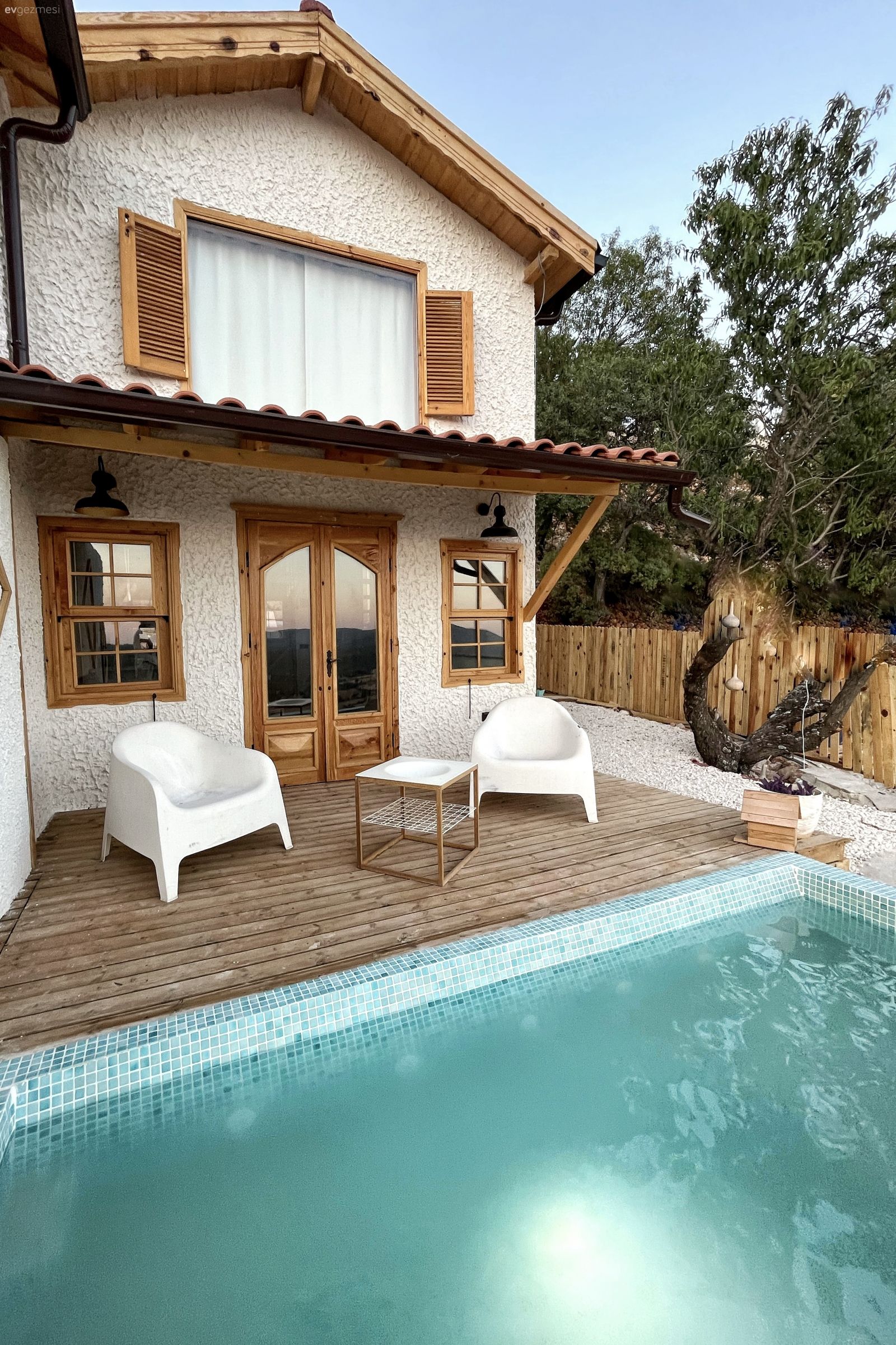 Ev Gezmesi: Her Noktasından Manzaraya Bakan Bir Kaş Evi!