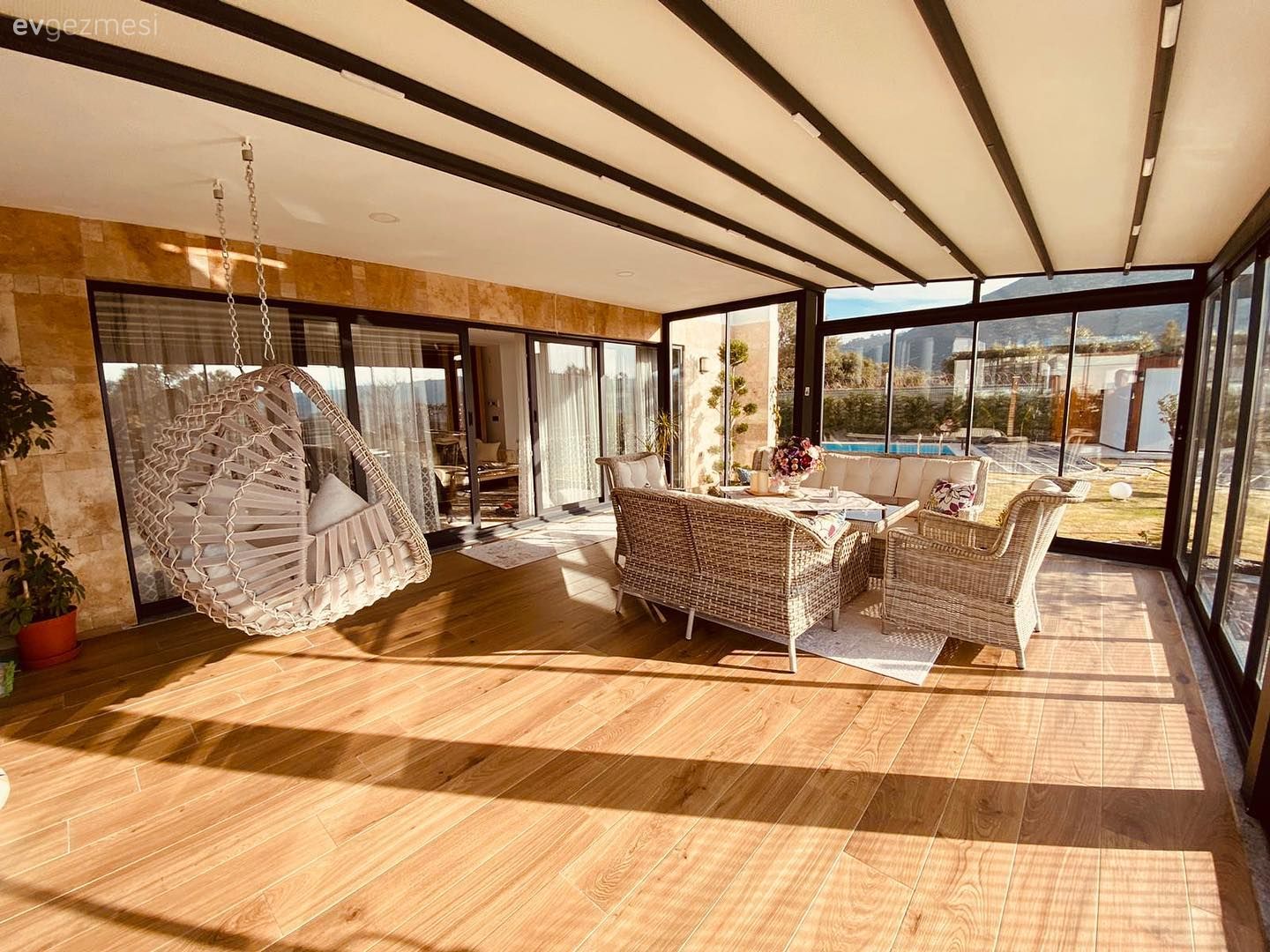 Kuşadası'ndaki Bu Müstakil Evde Duvarlar Az Pencereler Çok!