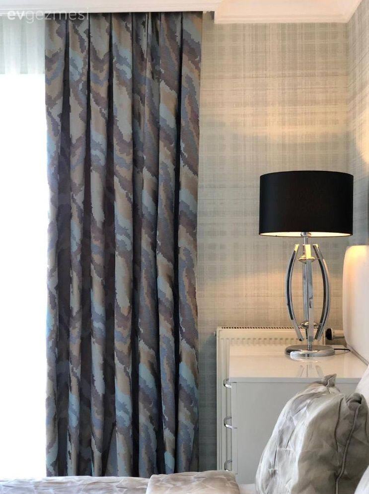 Yatak Odası, Bej, Beyaz, Mavi, Gri, Komodin, Yatak örtüsü, Fon perde, Perde, Tül perde, Abajur, Aydınlatma, Siyah