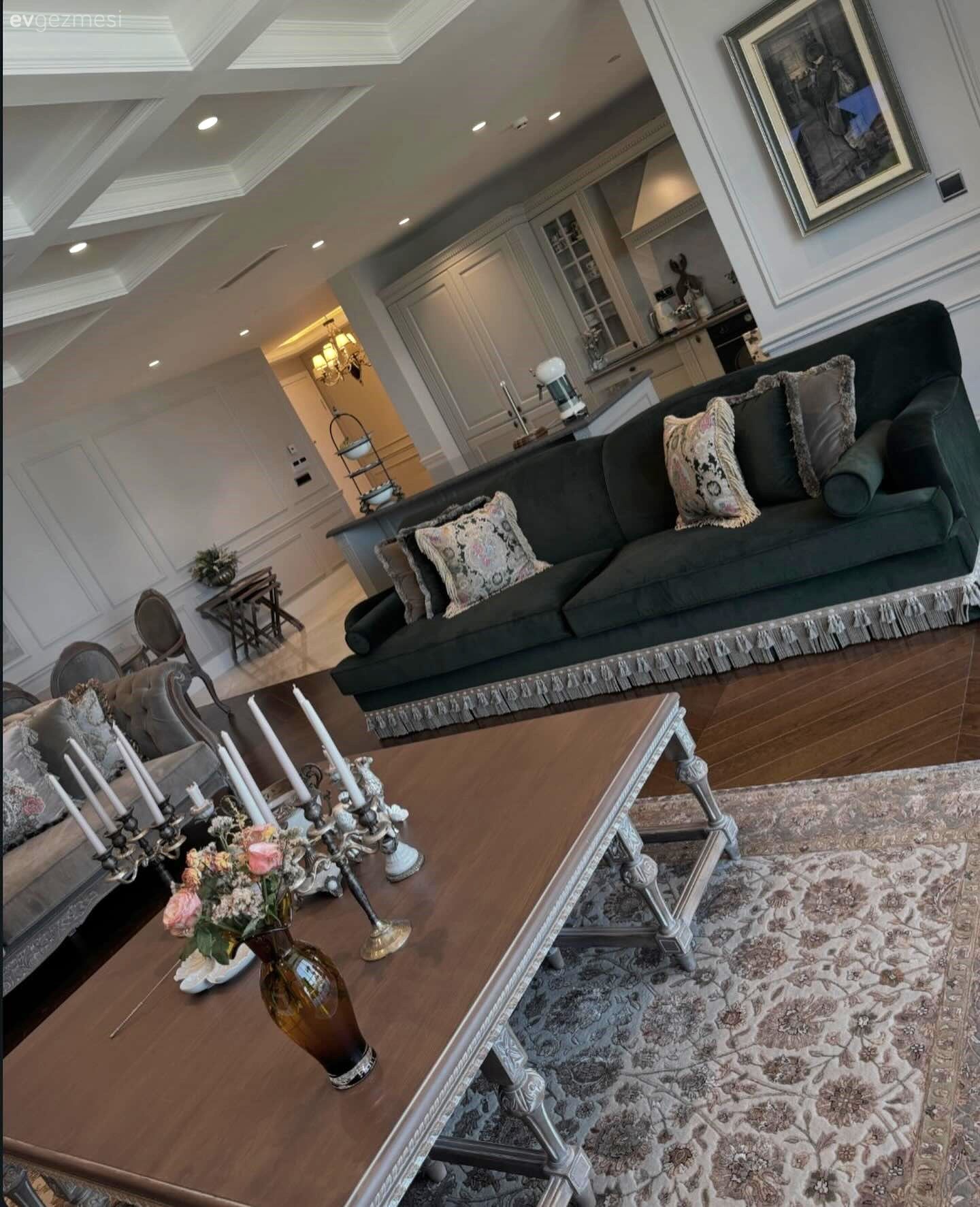 Bu Açık Konsept Ev Modern ve Geleneksel Uyumunun Zevkli Bir Örneği