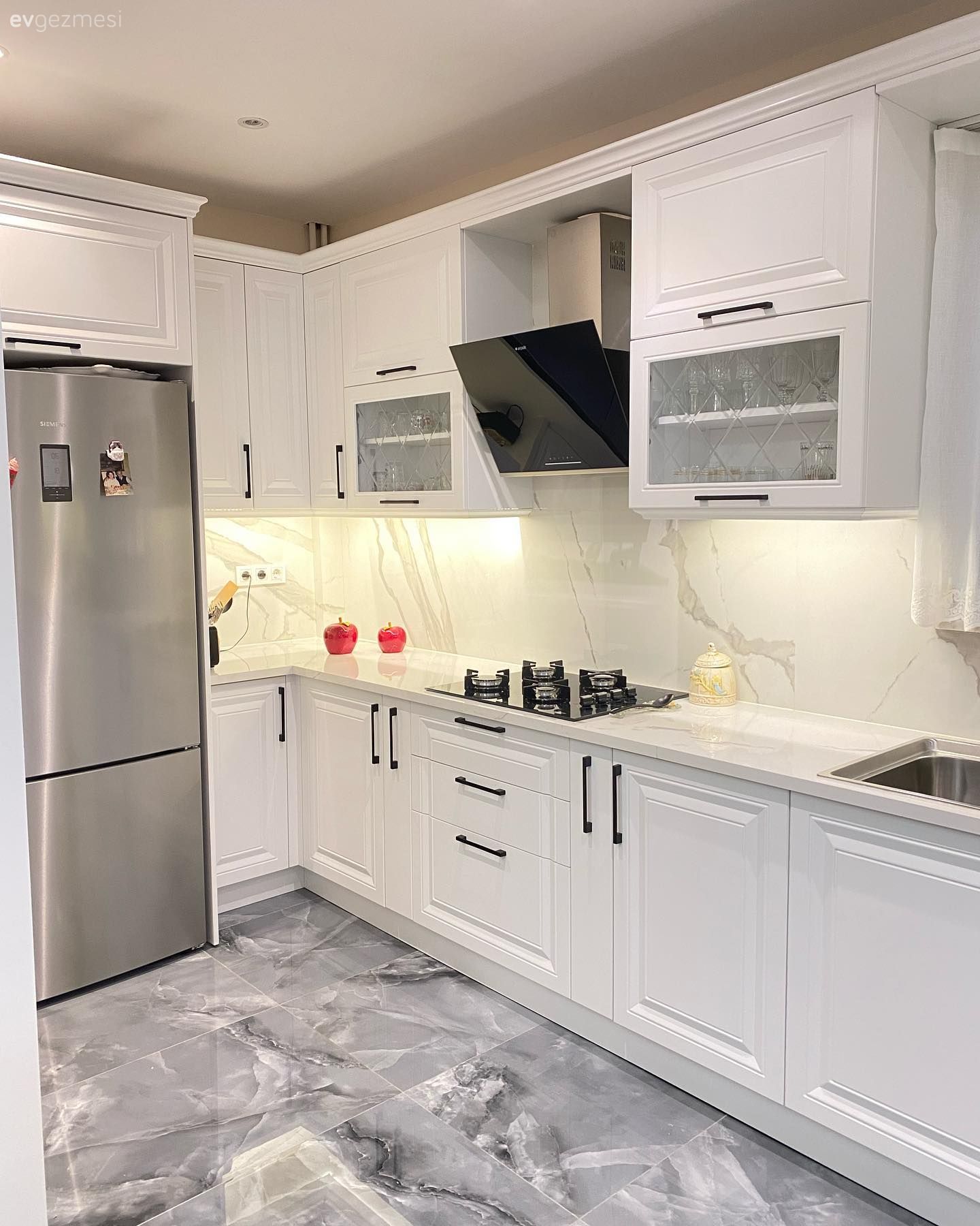 Mutfak, Beyaz mutfak, Country mutfak, Shaker kapaklı dolaplar, Mutfak tezgahı, Mutfak tezgah arası, Mutfak zemin seramikleri, Davlumbaz, Siyah