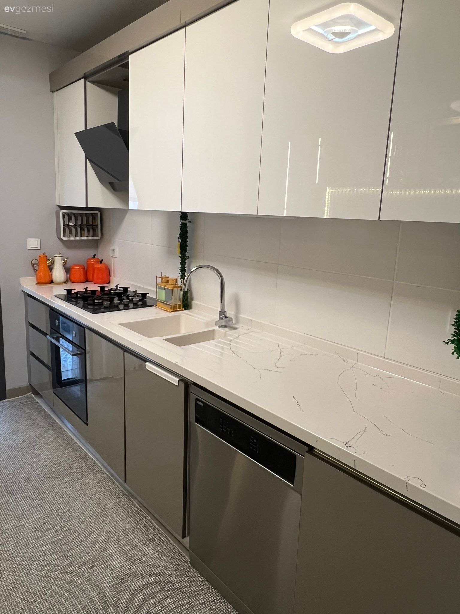 Beyaz, Vizon, Modern mutfak, Mutfak, Mutfak tezgahı, Mutfak tezgah arası, Mutfak halısı