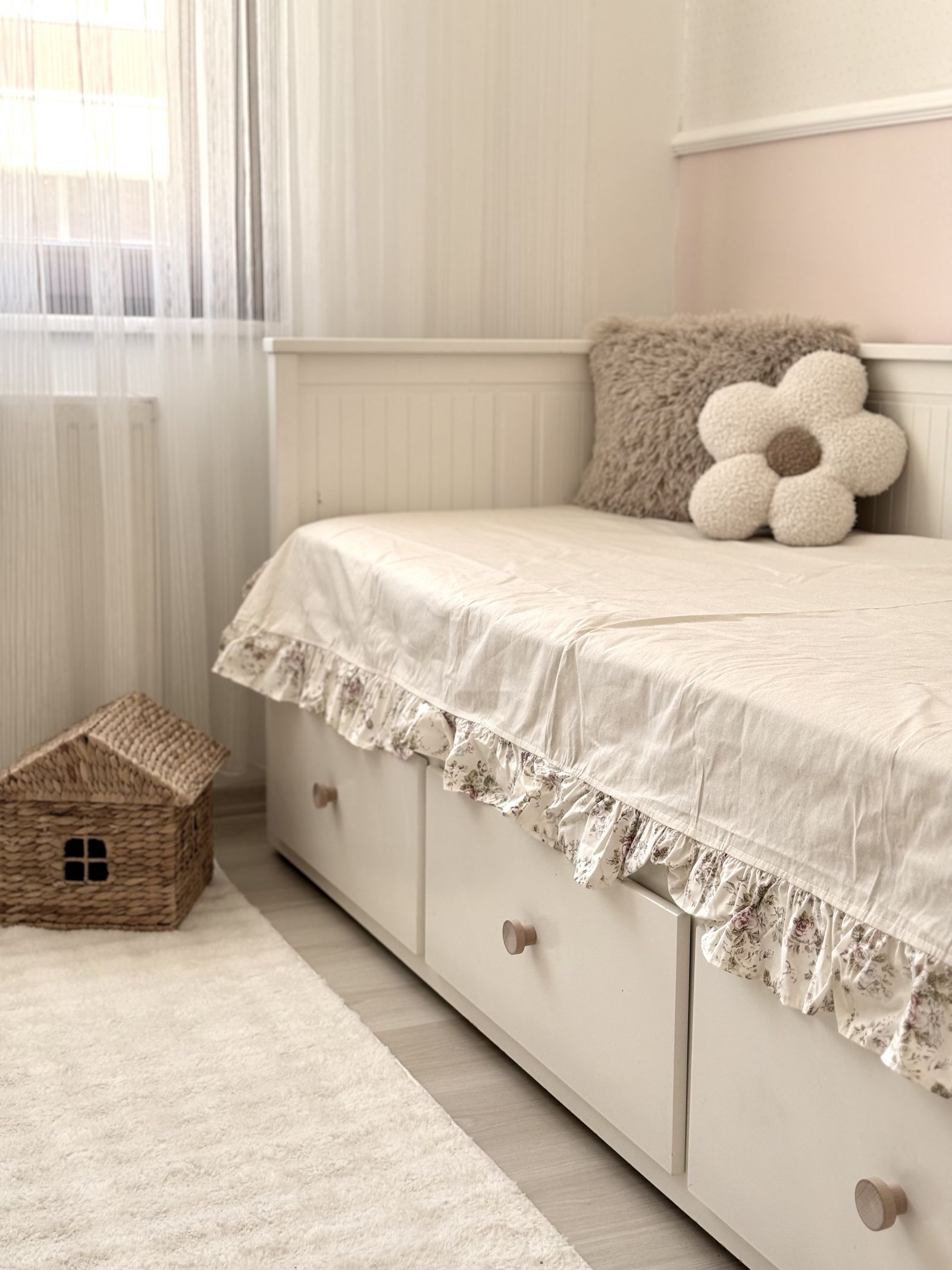 Bu İki Katlı Evde Modern ve Country Esintiler Karışmış