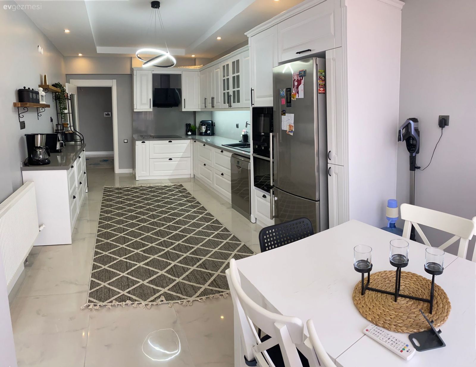 Mutfak, Modern, Modern mutfak, Beyaz, Beyaz mutfak, Gri, Siyah, Mutfak halısı, Mutfak tezgahı, Mutfak tezgah arası, Tezgah arası seramik, Mutfak rafı, Sandalye, Mutfak masası, Mutfak Avize Modelleri, Mutfak zemin seramikleri, Desenler