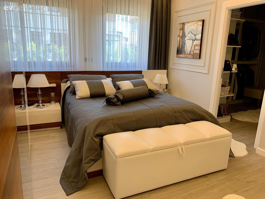 Yatak Odası, Beyaz, Gri, Puf, Yatak örtüsü, Yatak başlığı, Komodin, Fon perde, Perde, Tül perde, Gardrop, Post halı, Halı, Lambader, Aydınlatma, Led aydınlatma, Yatak odası avizesi, Abajur