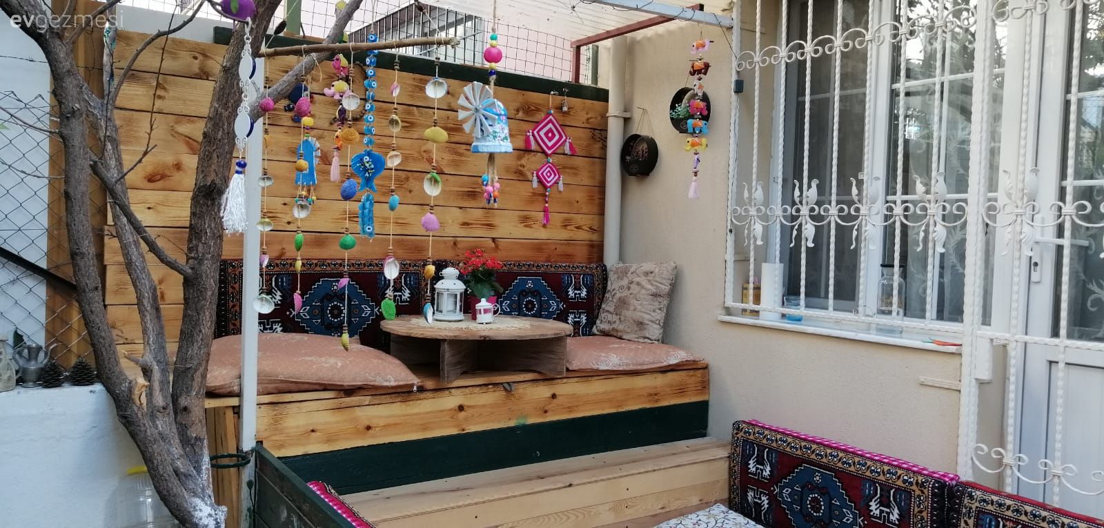 Bu Bahçenin Bir Tarafı Şark Köşesi Diğer Tarafı Minik Bir Kafe