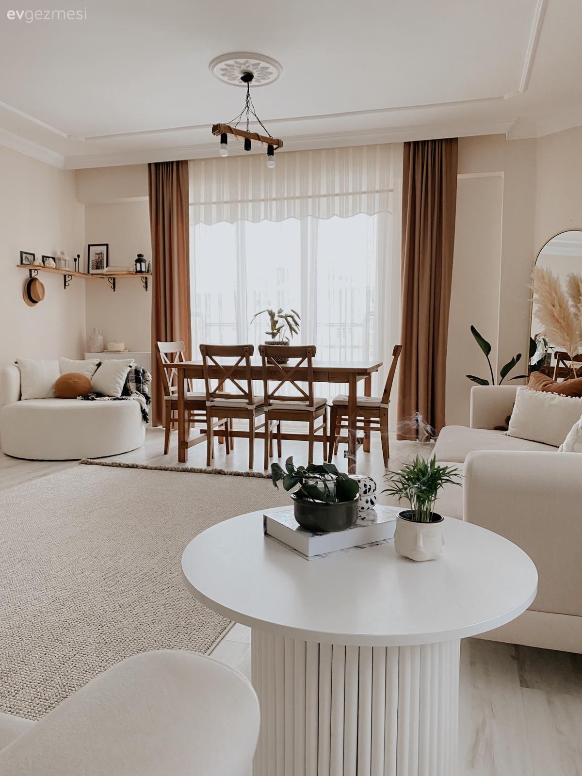 Bu Evde Beyazın Ferahlığı Sıcak Detaylarla Pekiştirilmiş!