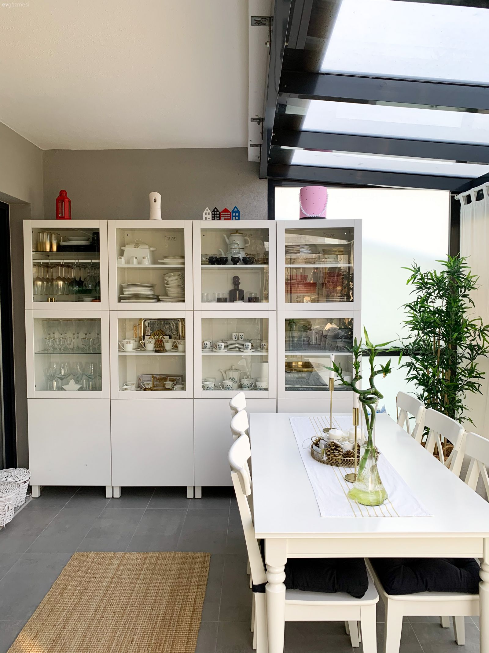 Balkon, İskandinav, Beyaz, Balkon masası, Sandalye, Balkon halısı, Vitrin, Balkon zemini, Kapalı balkon, Teras, Ev bitkisi, Siyah