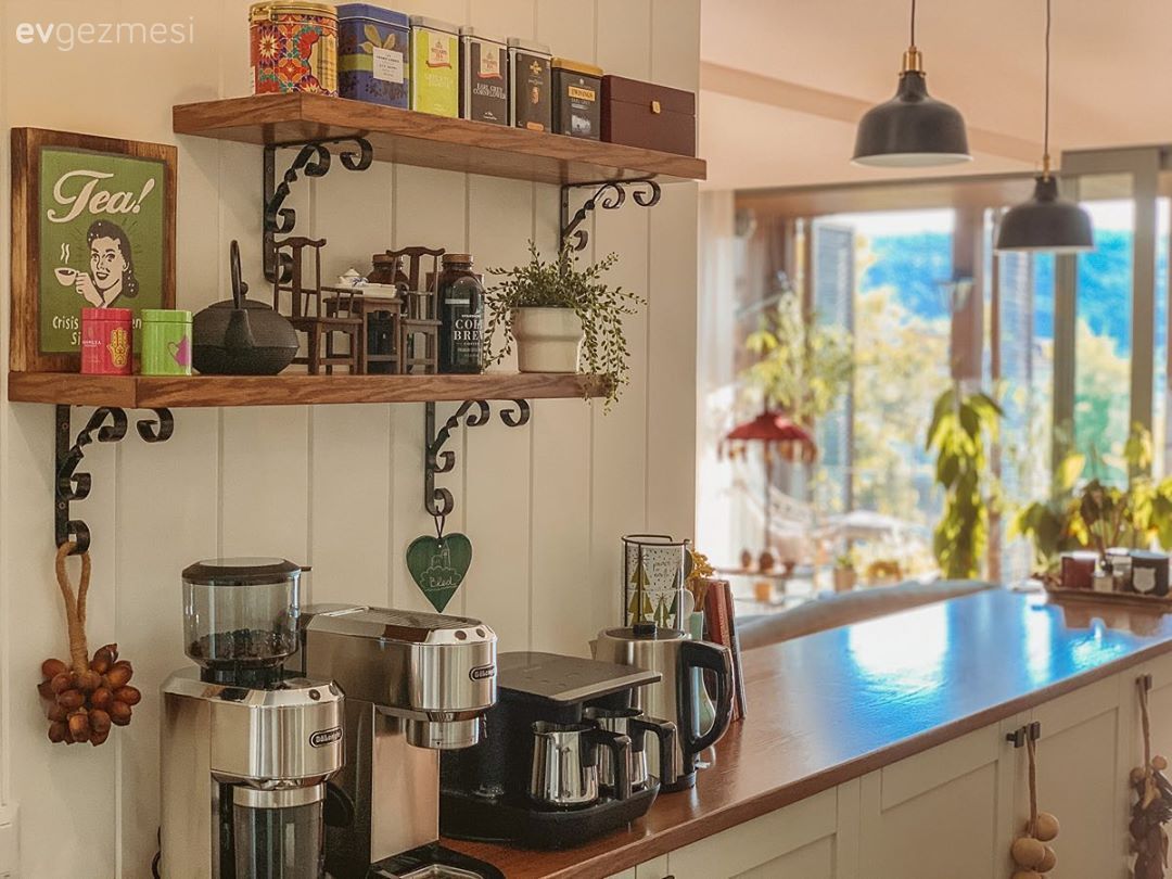 Mutfak, Amerikan Mutfak, Beyaz ve ahşap mutfak, Dolap, Sarkıt, Aydınlatma, Ev bitkisi, Mutfak aksesuarları, Mutfak rafı