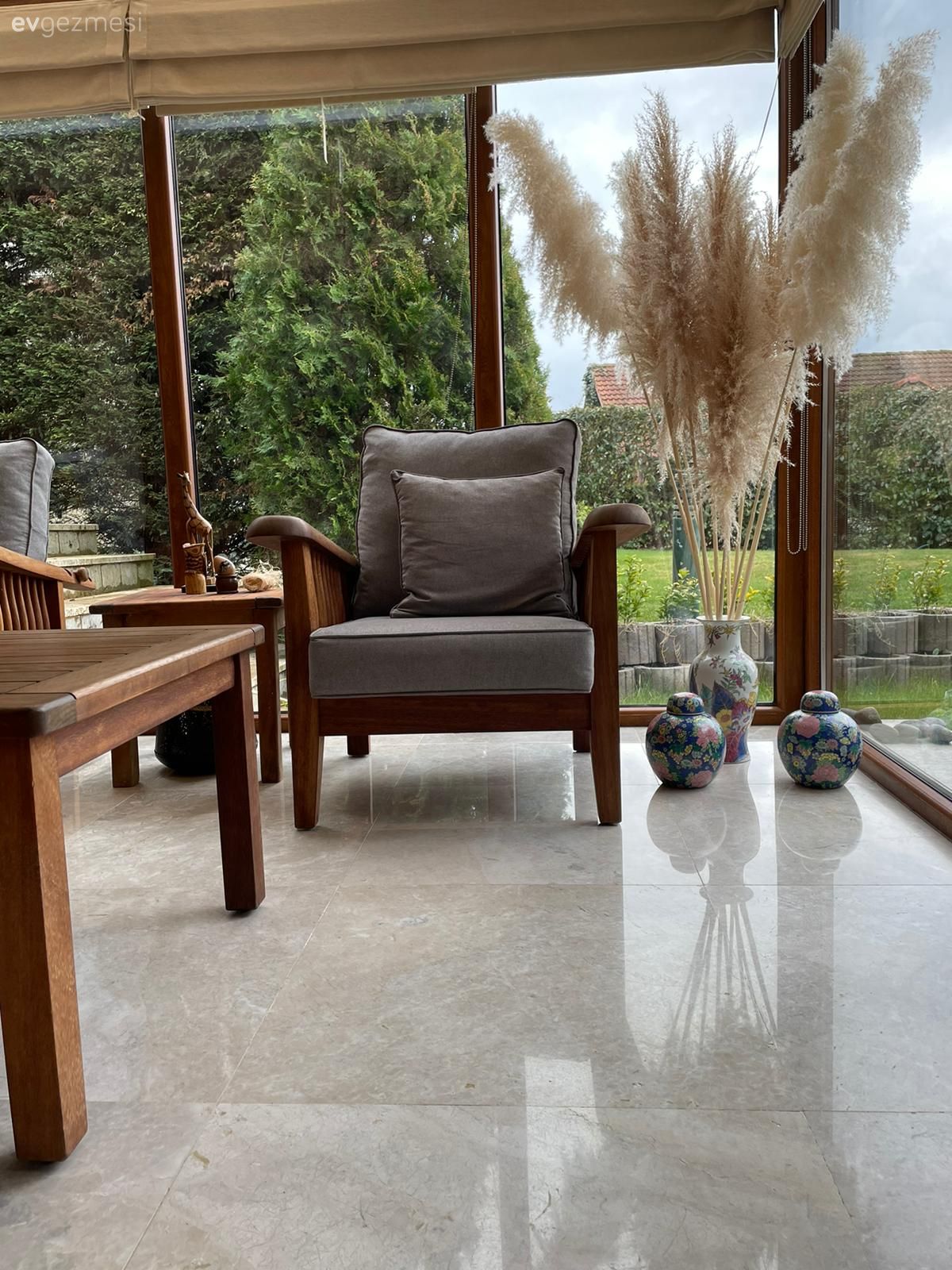 Zamansızlık Hissi Veren Bu Evde Az ve Çok Ortak Paydada Buluşmuş!