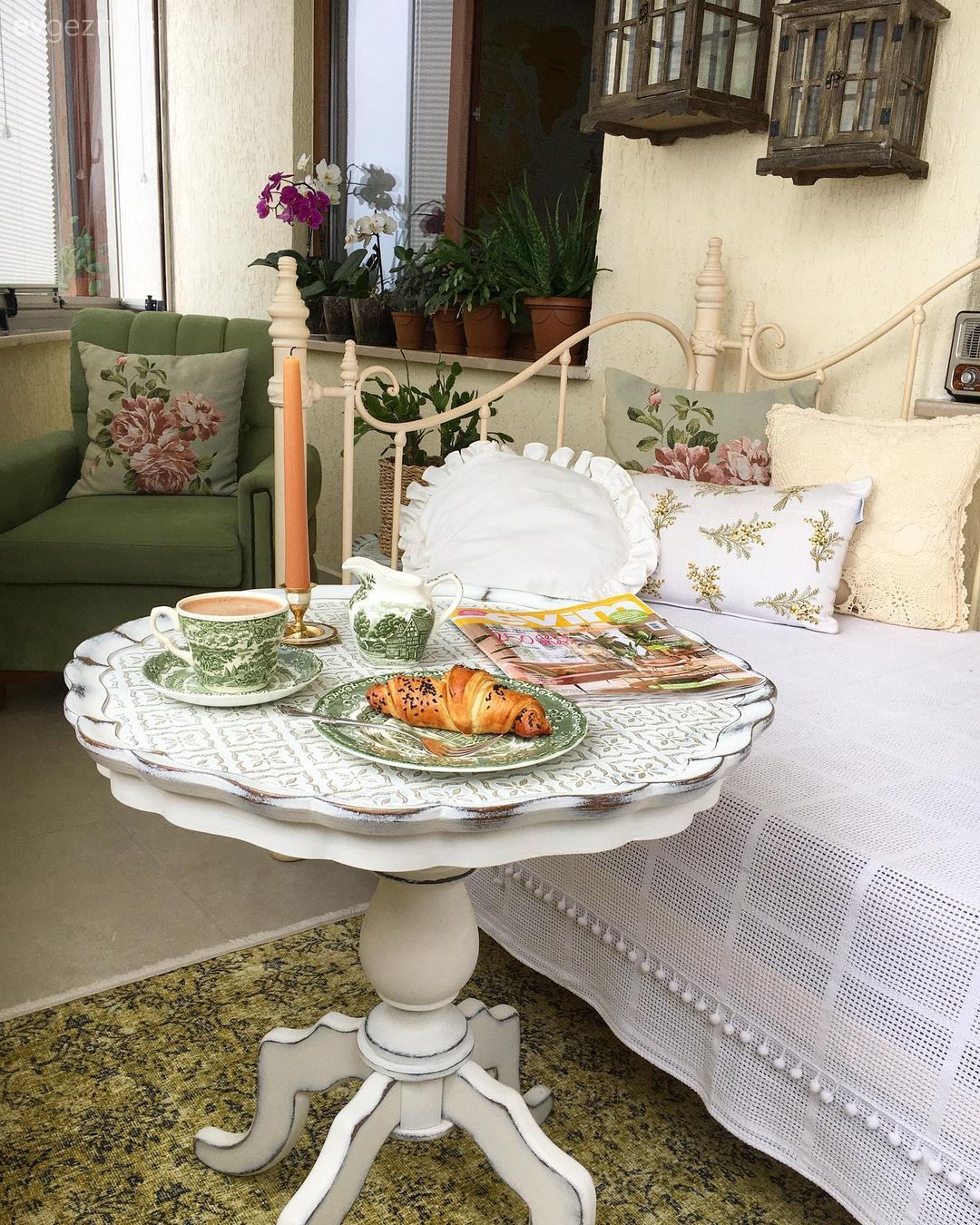 Balkon, Balkon oturma grubu, Kırlent, Ev tekstili, Balkon avizesi, Balkon masası, Kapalı balkon, Yeşil, Beyaz