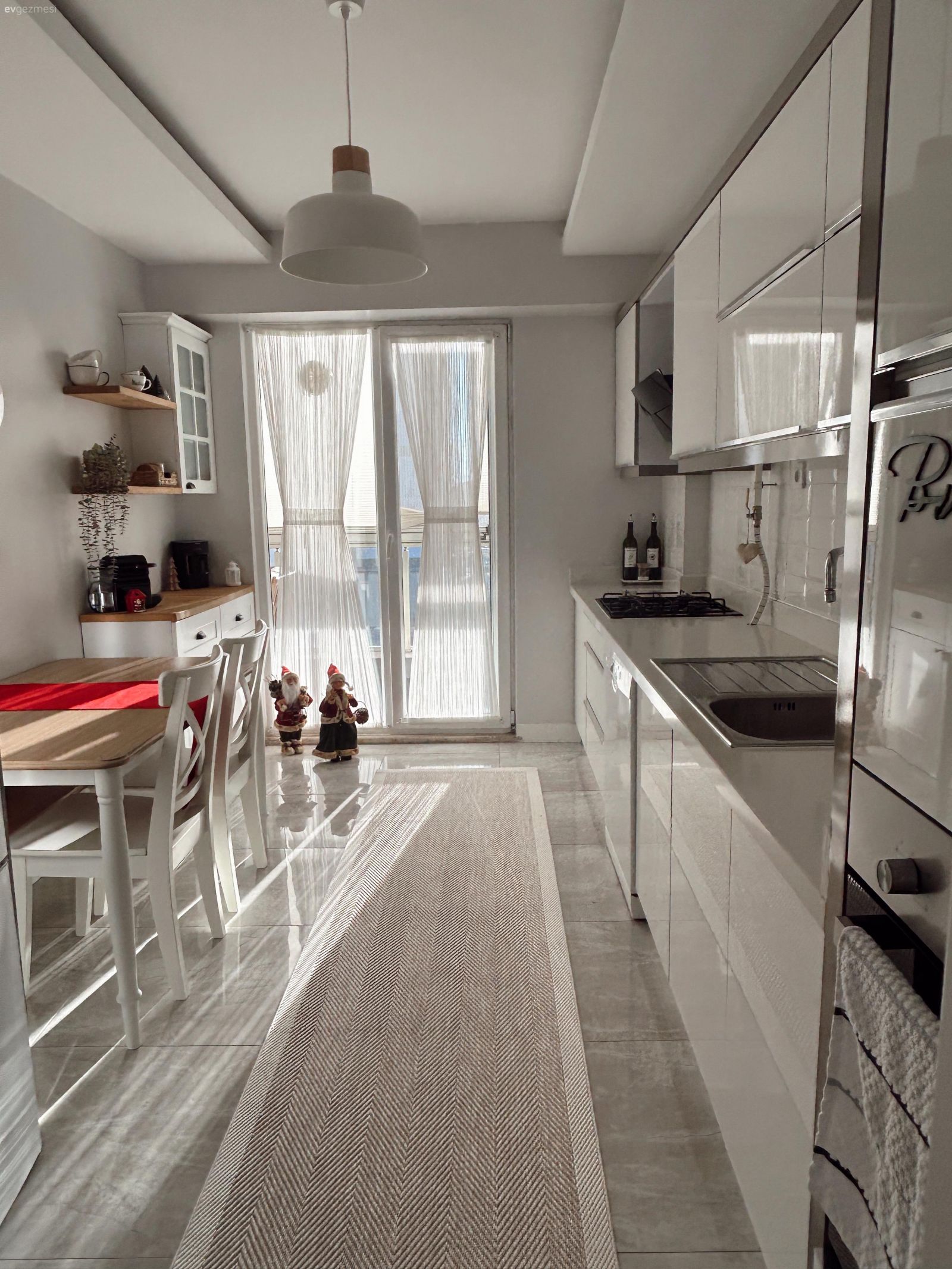 Tekirdağ'daki Bu Koridor Tipi Mutfak Sade Ama Keyifli