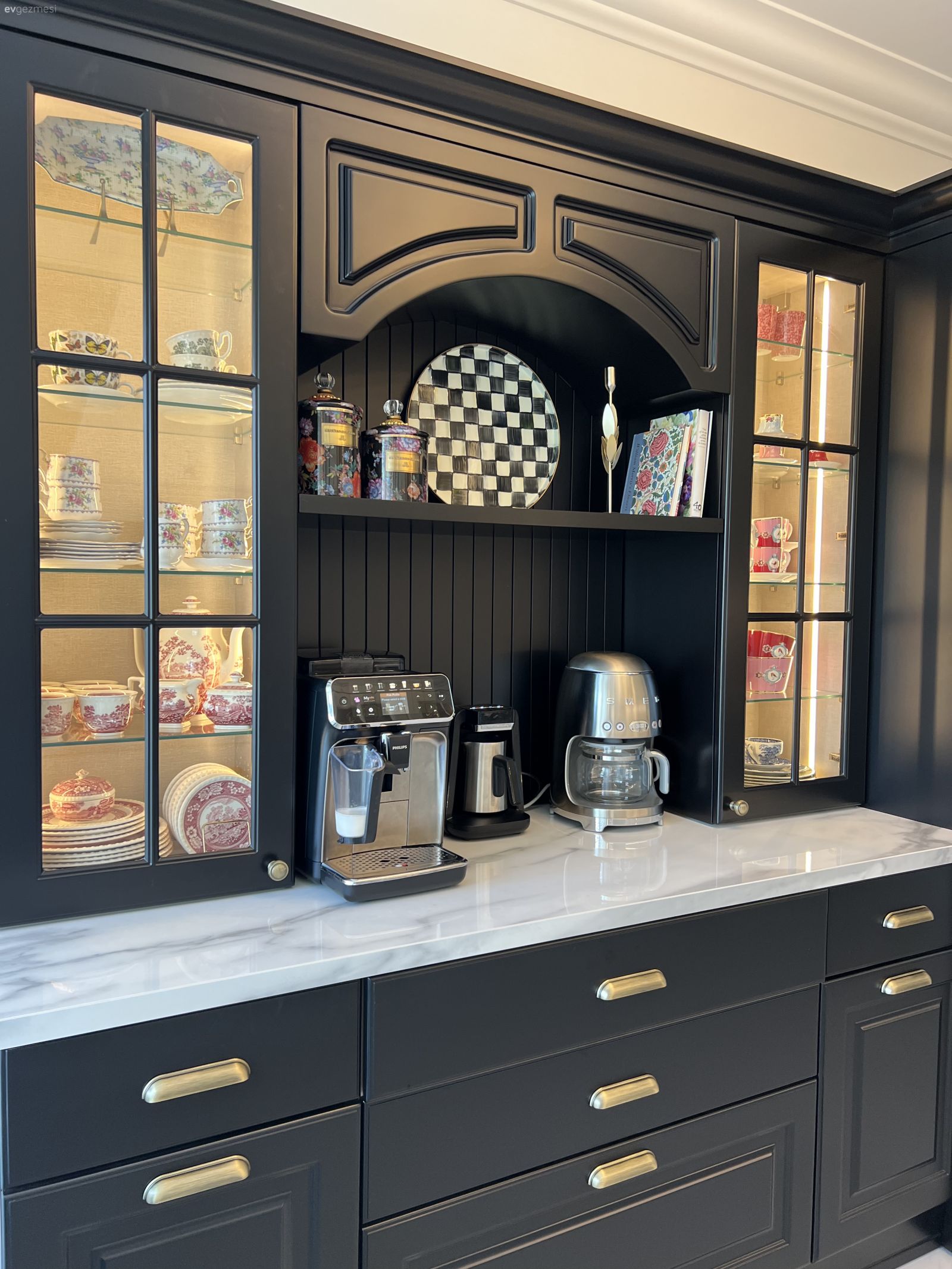 Bu Country Mutfağın Bir Yanı Siyah Diğer Yanı da Beyaz!