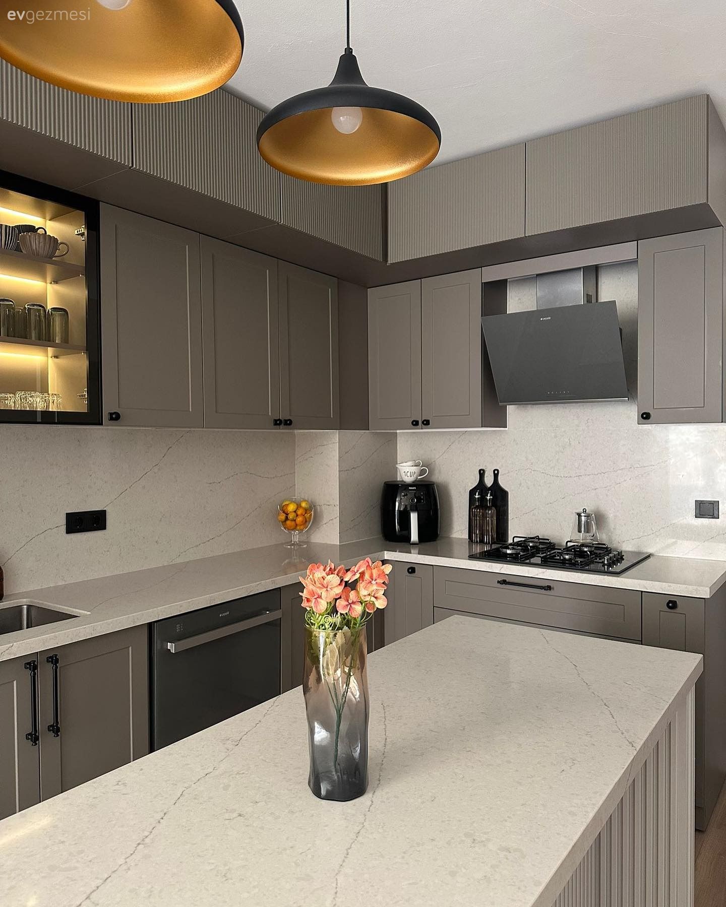 Bu Adalı Artvin Mutfağında Bolca Depolama Alanı Var