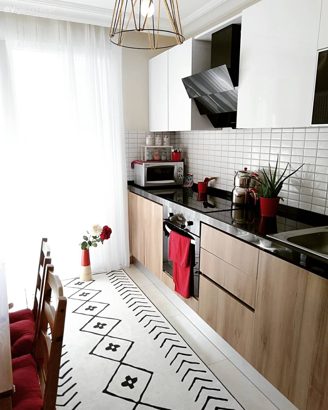 Mutfak, Beyaz, Siyah, Kahverengi, Siyah tezgah, Mutfak tezgahı, Mutfak tezgah arası, Tezgah arası seramik, Davlumbaz, Mutfak halısı, Mutfak perdesi, Mutfak Avize Modelleri, Kırmızı, Sandalye