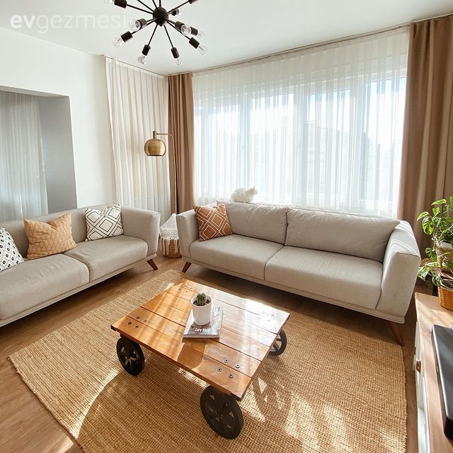 Salon, Bohem Dekorasyon, Krem, Bej, Fon perde, Perde, Tül perde, Lambader, Aydınlatma, Koltuk takımı, Kırlent, Ev tekstili, Orta sehpa, Sehpa, Ev bitkisi, Jüt halı, Halı, Avize, Salon avizesi