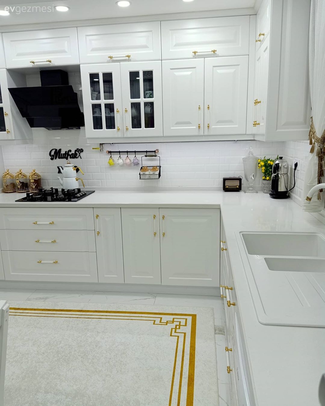 Mutfak, Klasik, Beyaz, Altın, Siyah, Shaker kapaklı dolaplar, Mutfak tezgahı, Mutfak tezgah arası, Mutfak perdesi, Stor perde, Davlumbaz, Mutfak halısı, Mutfak masası, Sandalye, Ev bitkisi, Metro seramik, Seramik