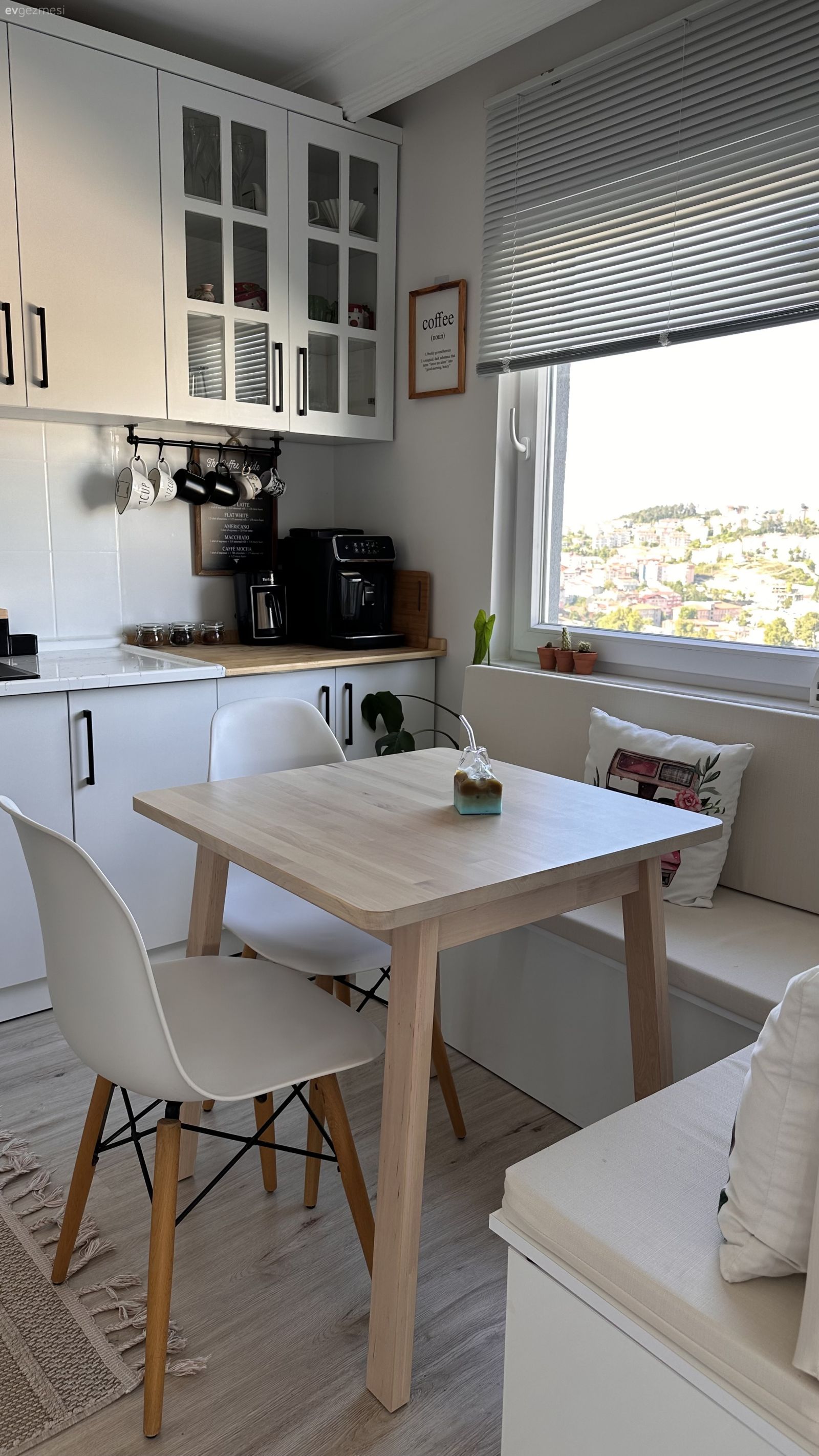 Pencerenin Etrafında Koca Kitaplık: İyi Fikirlerle Dolu Zonguldak Evi!