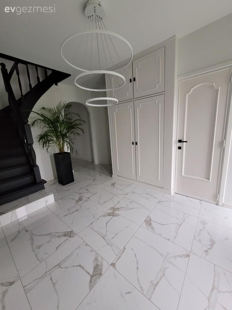 Bu Modern Evde Parlak Yüzeyler Evin Tamamını Kaplamış!