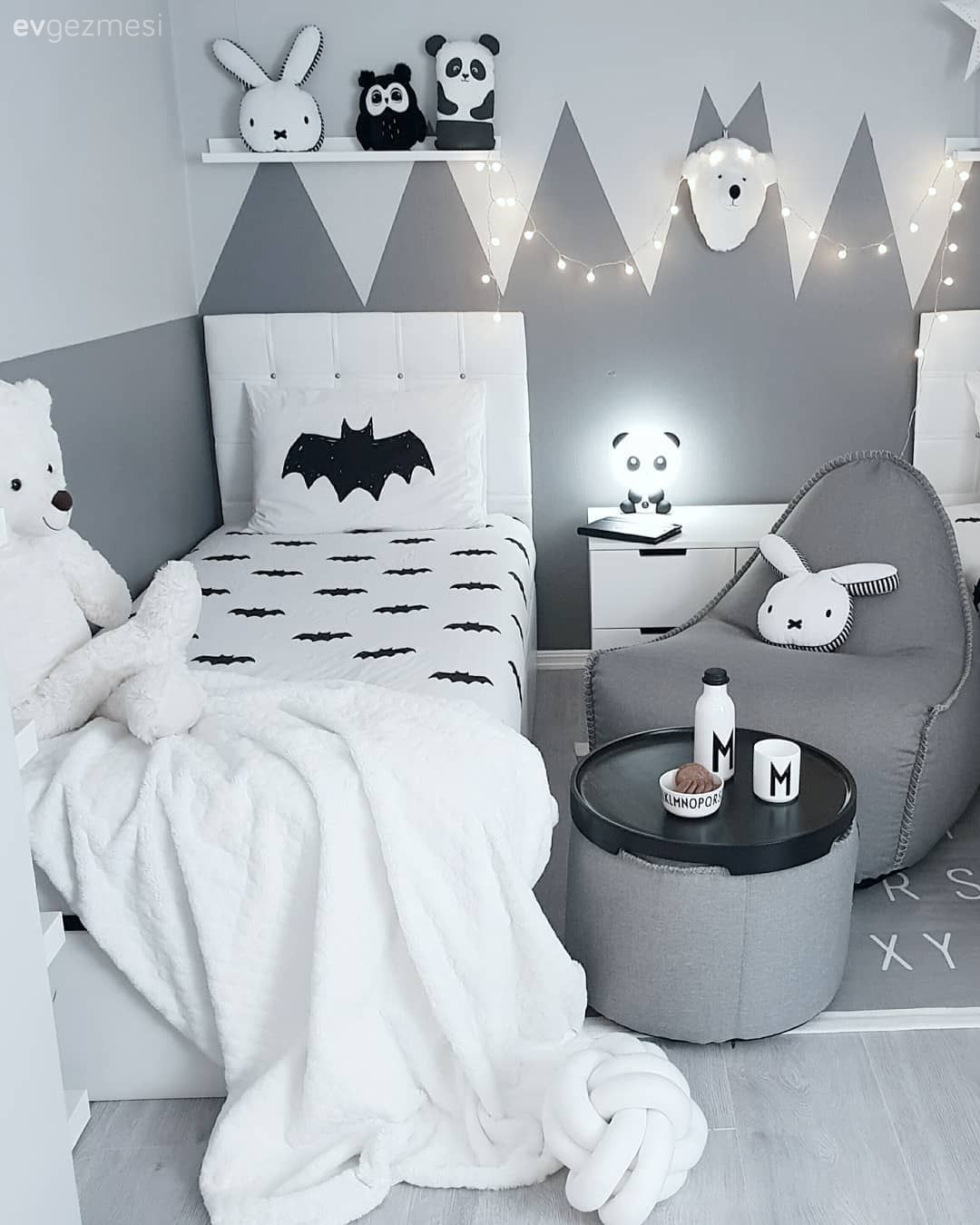 Çocuk Odası, Gri, Siyah, Beyaz, Duvar dekorasyonu, Duvar rafı, Tablo, Sarı, Komodin, Halı, Çocuk odası halısı, Gri duvar, Yuvarlak sehpa, Sehpa, Puf