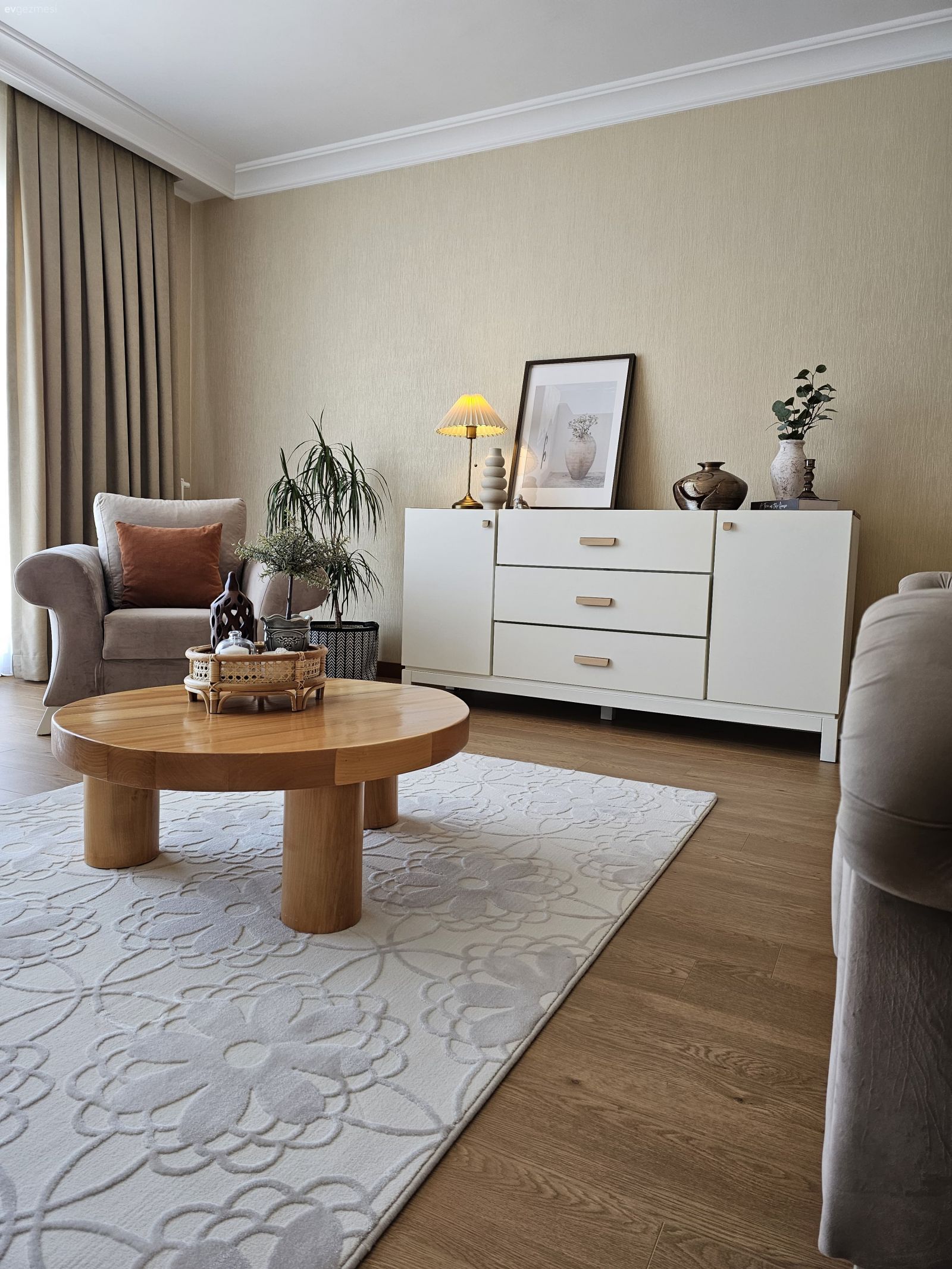 Salon, Beyaz, Gri, Vizon, Fon perde, Perde, Tül perde, Berjer, Orta sehpa, Sehpa, Halı, Salon halısı, Ev bitkisi, Kırlent, Ev tekstili, Ahşap Mobilya, Konsol, Konsol üzeri dekoratif objeleri