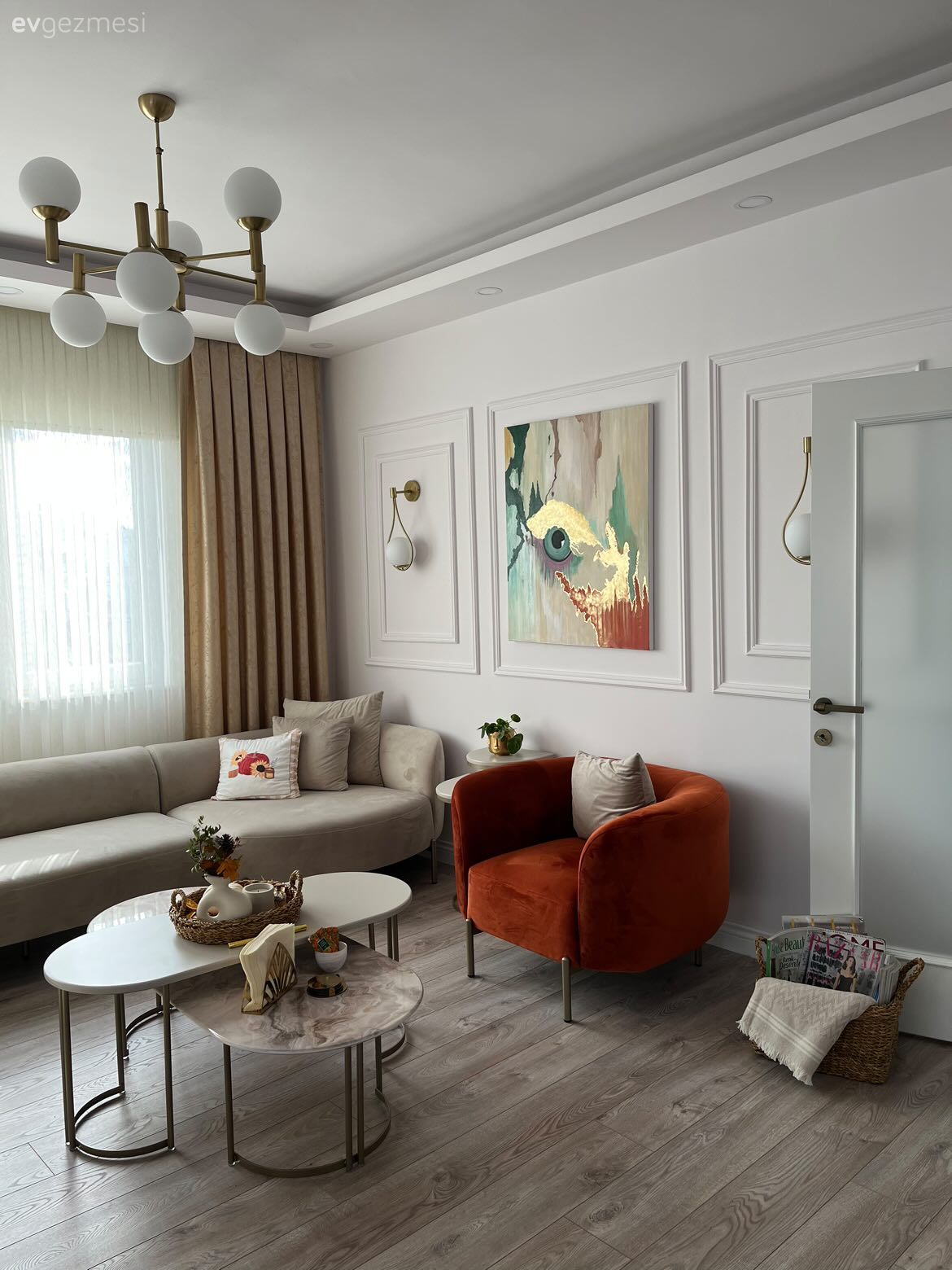 Salon, Beyaz, Turuncu, Krem, Fon perde, Perde, Tül perde, Berjer, Duvar çıtalama, Orta sehpa, Sehpa, Metal ayaklı sehpa, Parke, Avize, Aydınlatma, Koltuk takımı, Kırlent, Ev tekstili